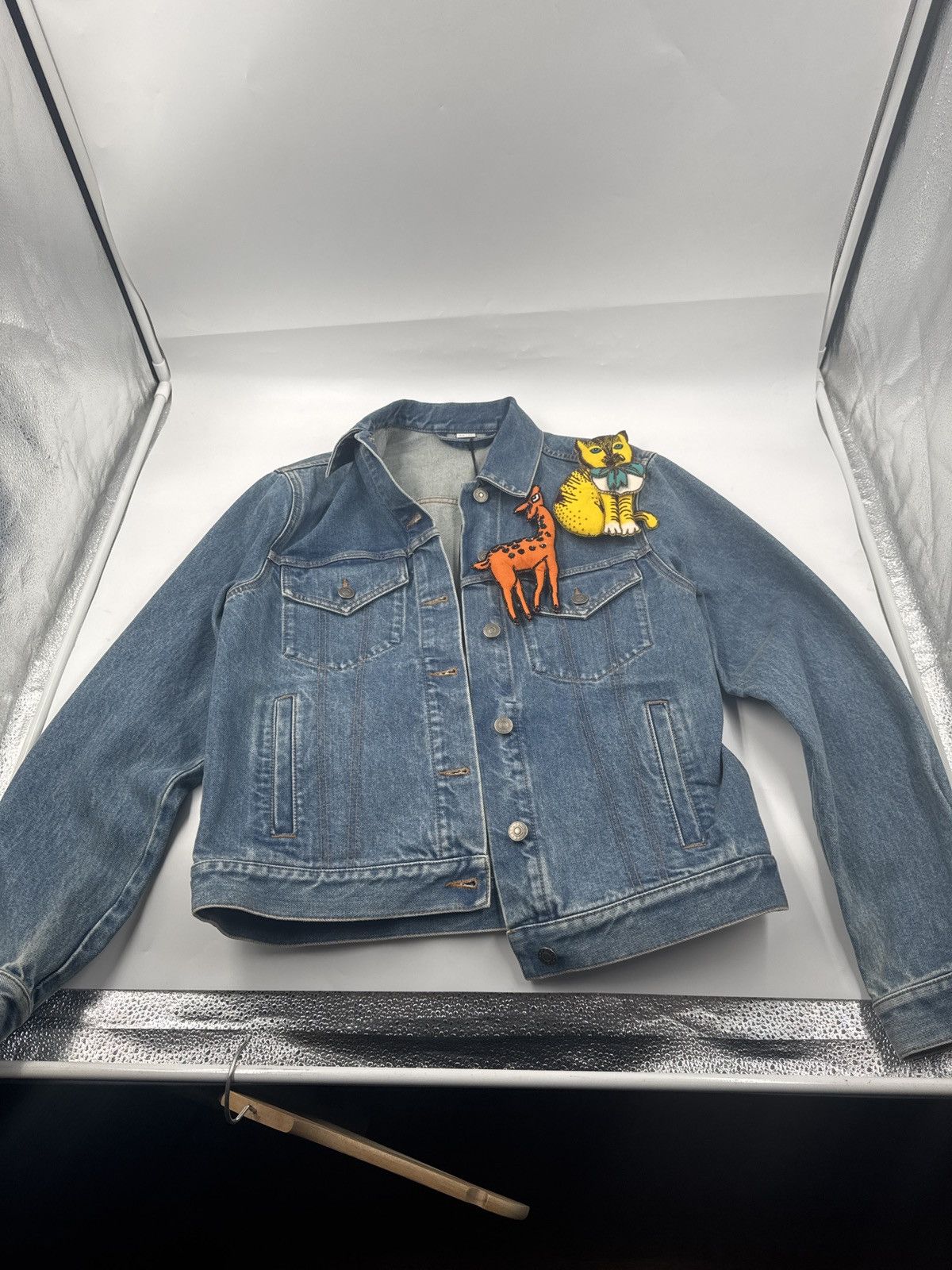 GUCCI APPLIQUE DENIM BLUE TRUCKER JACKET ANIMAL BROOCH