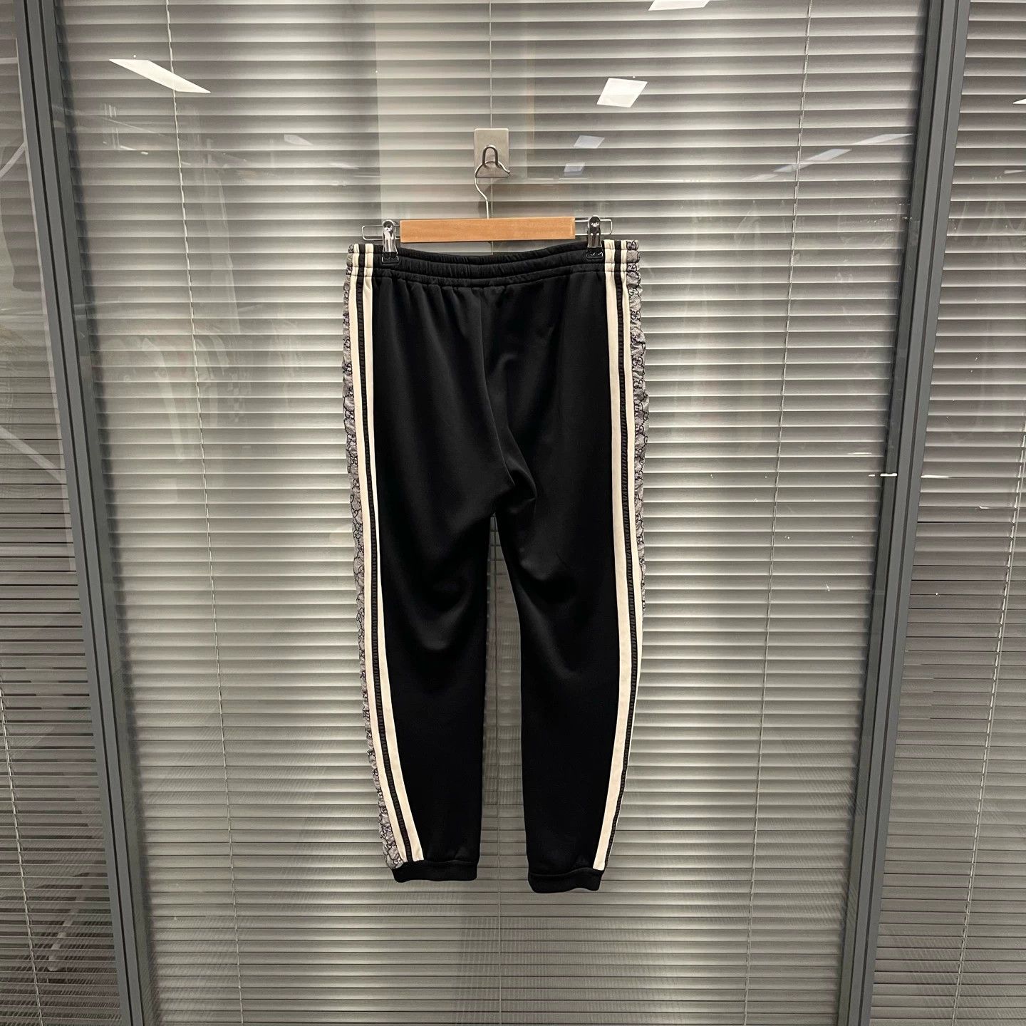 Gucci Gucci black side snake print logo stripe sweatpants XS Size US 26 / EU 42 - 2 Thumbnail