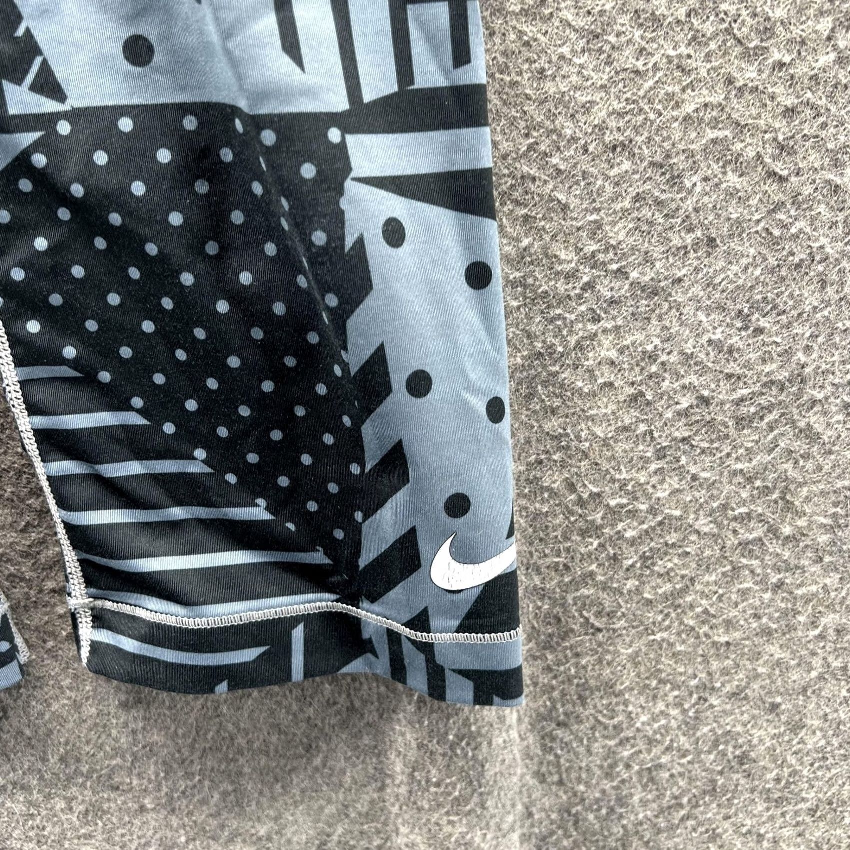 Nike VINTAGE Nike Pro Pants Womens Small Black Gray Dri-FIT 3/4 Compression Leggings Athletic Size 28" / US 6 / IT 42 - 7 Thumbnail