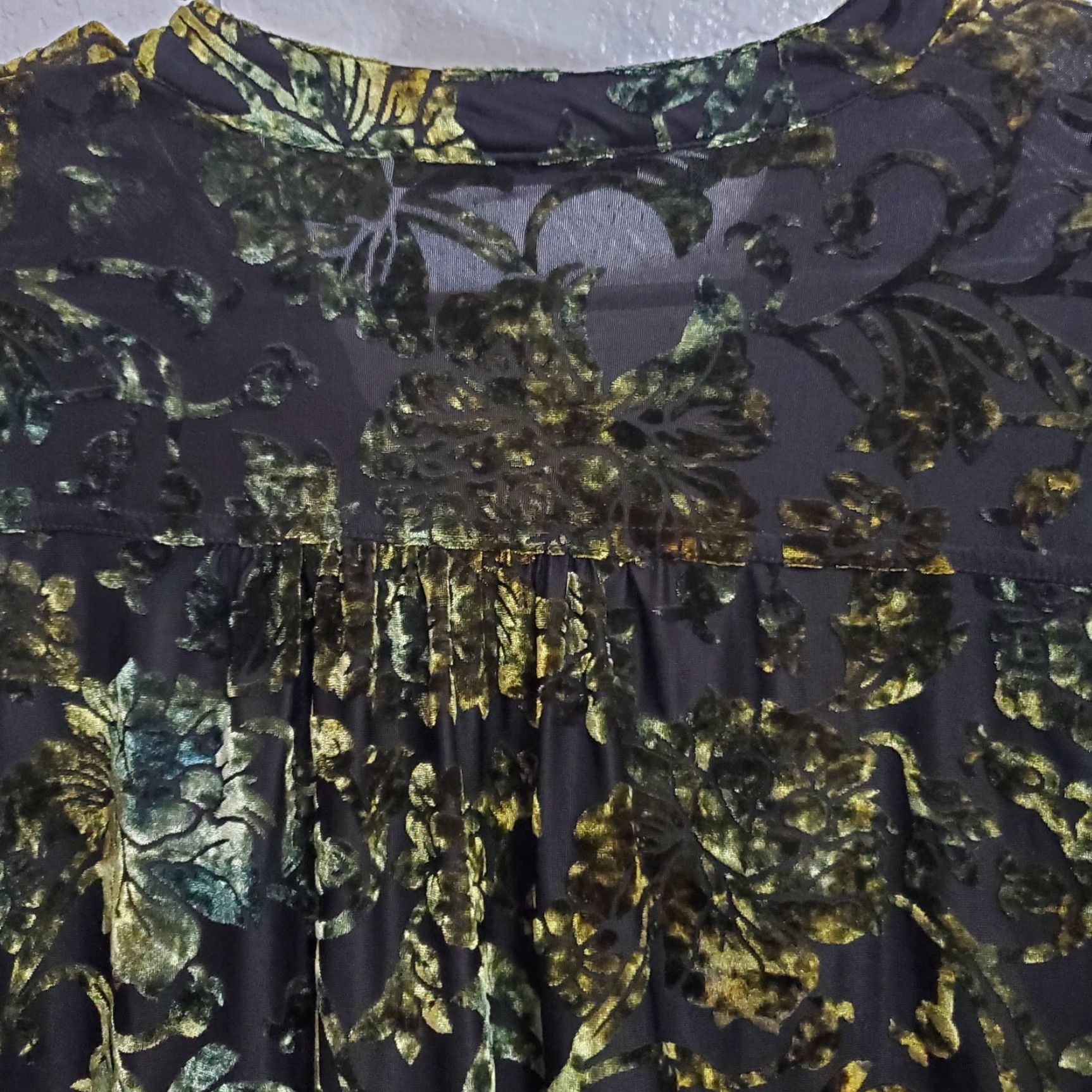 Velvet **Snoskins Women Black L Burnout Velvet Floral V-Neck Whimsigoth Goblincore** User: **Snoskins Women Black L Burnout Velvet Floral V-Neck Whimsigoth** Size L / US 10 / IT 46 - 6 Thumbnail