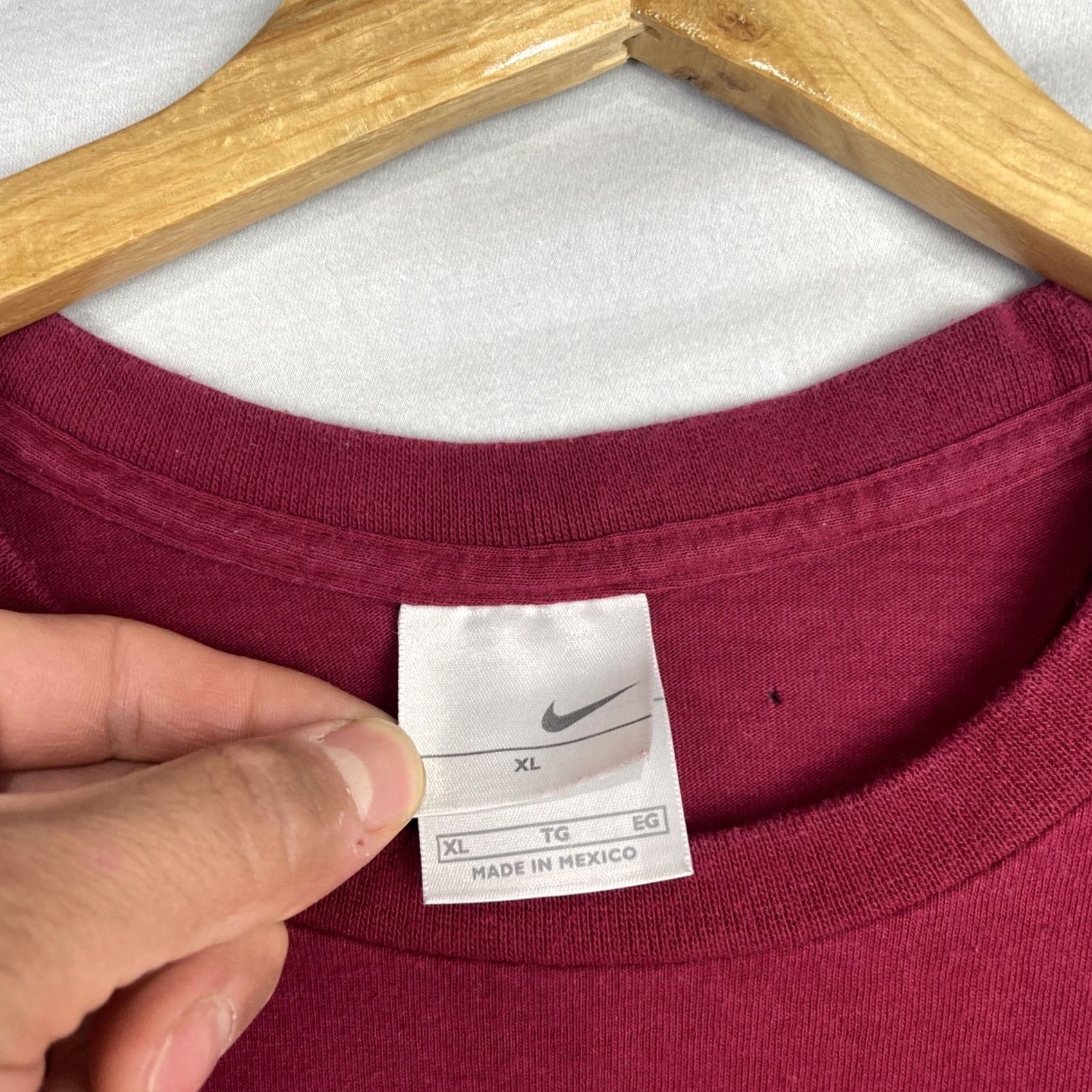 Nike VINTAGE Nike Shirt Mens XL Swoosh Logo Streetwear Adult Y2K Maroon Purple Logo Embroidered Short Sleeve Crew Neck T-Shirt Size US XL / EU 56 / 4 - 4 Thumbnail