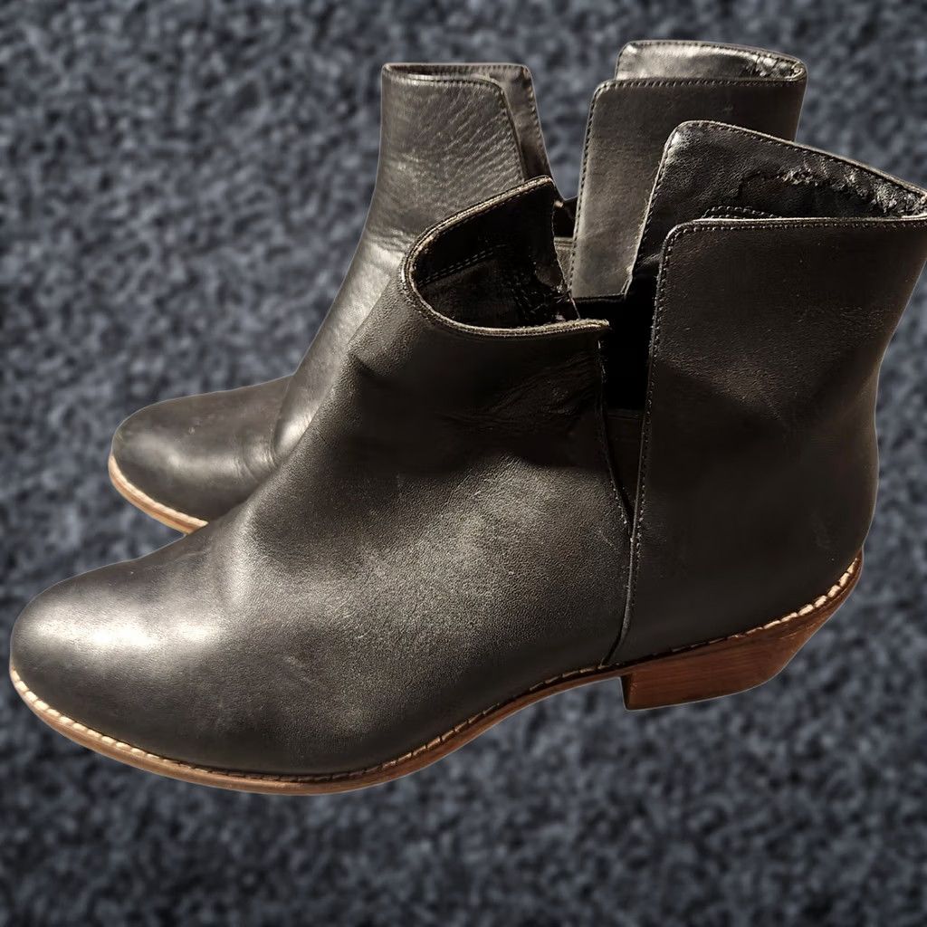 Cole Haan VINTAGE Cole Haan Black Leather Ankle Boots Women's Size 9.5 B Side Zip Low Heel Boots Size US 10 / IT 40 - 1 Thumbnail
