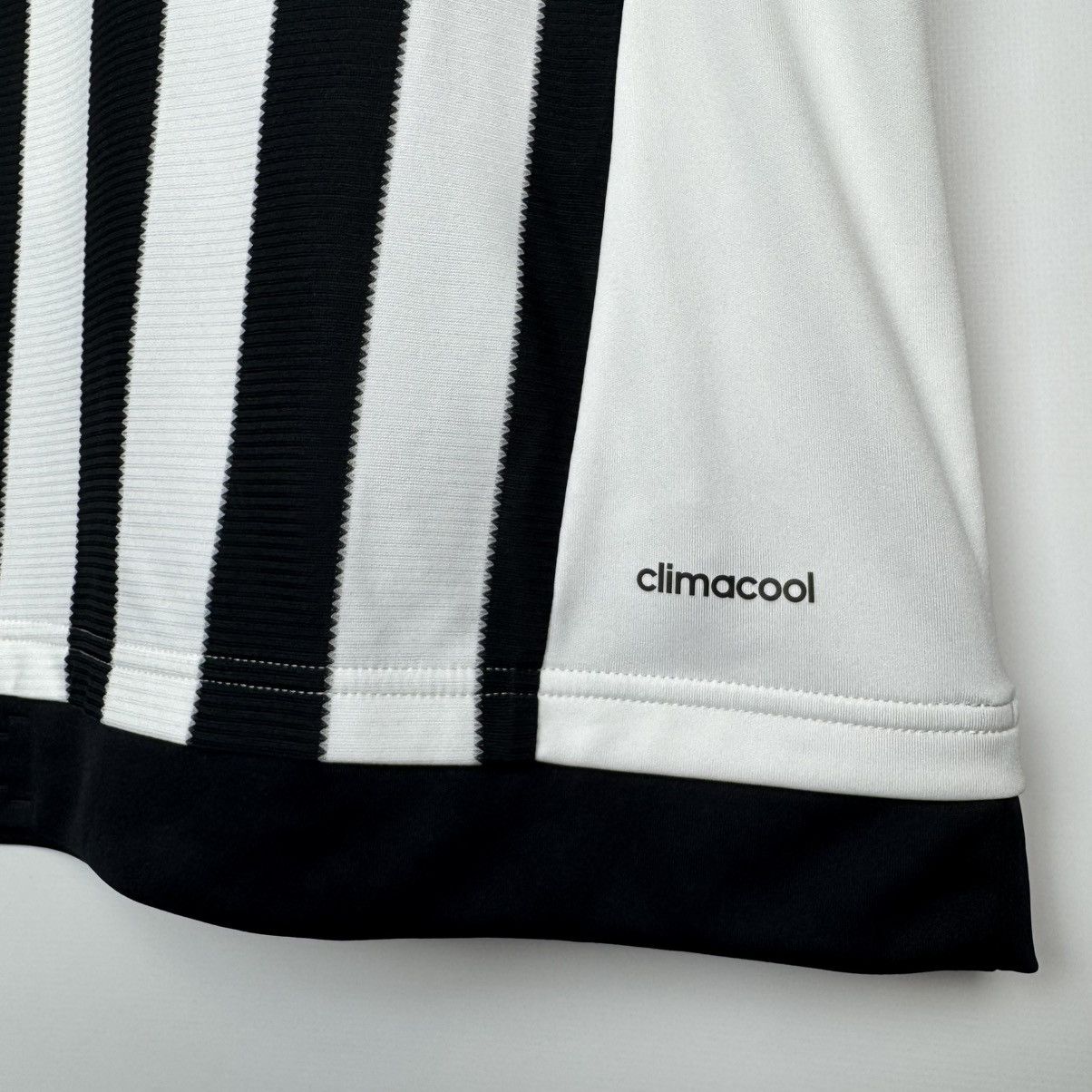 Adidas JUVENTUS 2015 2016 HOME FOOTBALL SHIRT SOCCER JERSEY ADIDAS Size US M / EU 48-50 / 2 - 7 Thumbnail