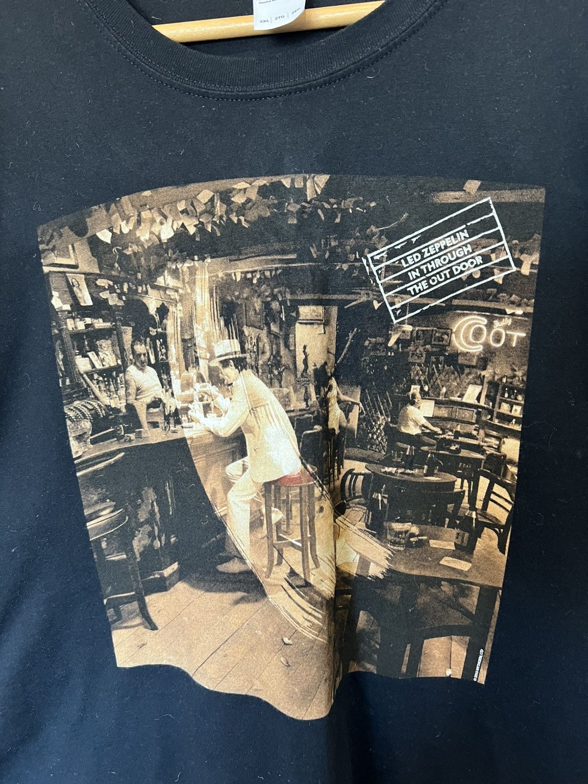 Band Tees Led Zeppelin 2015 in through the out door T Shirt Black Size US XXL / EU 58 / 5 - 2 Thumbnail