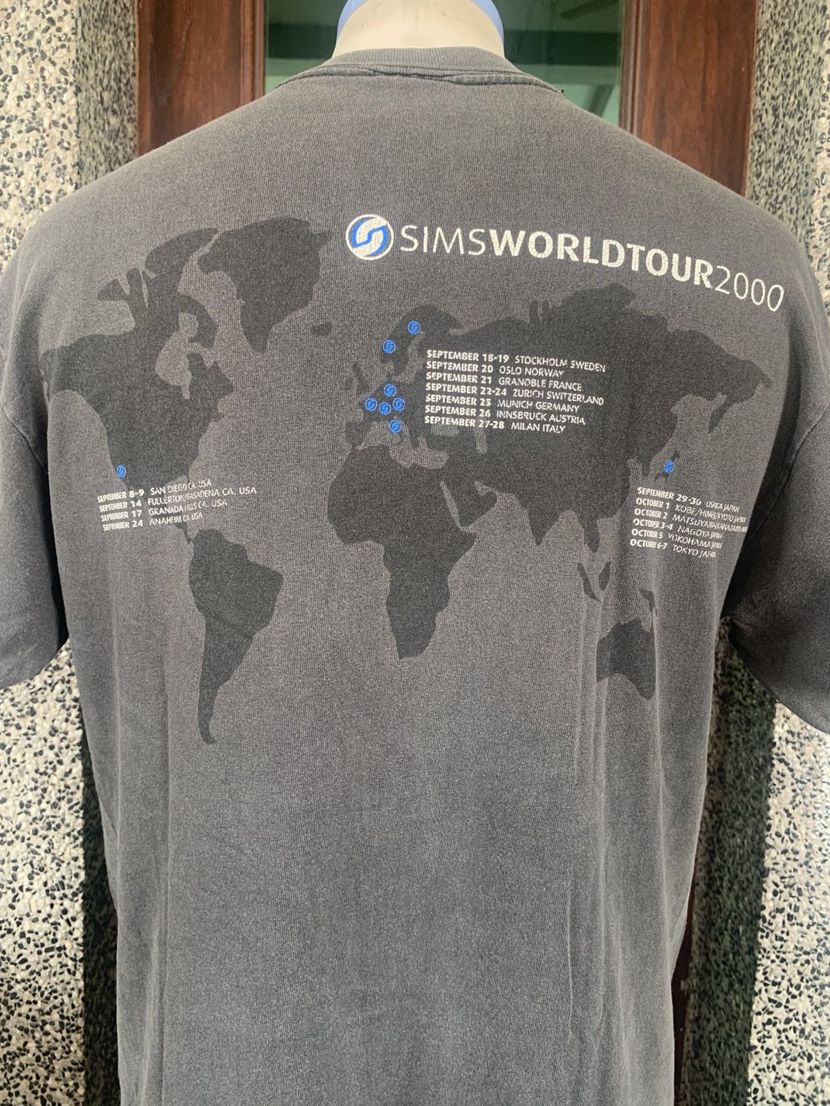 Vintage Vintage 2000 Sims Snowboards World Tour T shirt Size US M / EU 48-50 / 2 - 2 Thumbnail