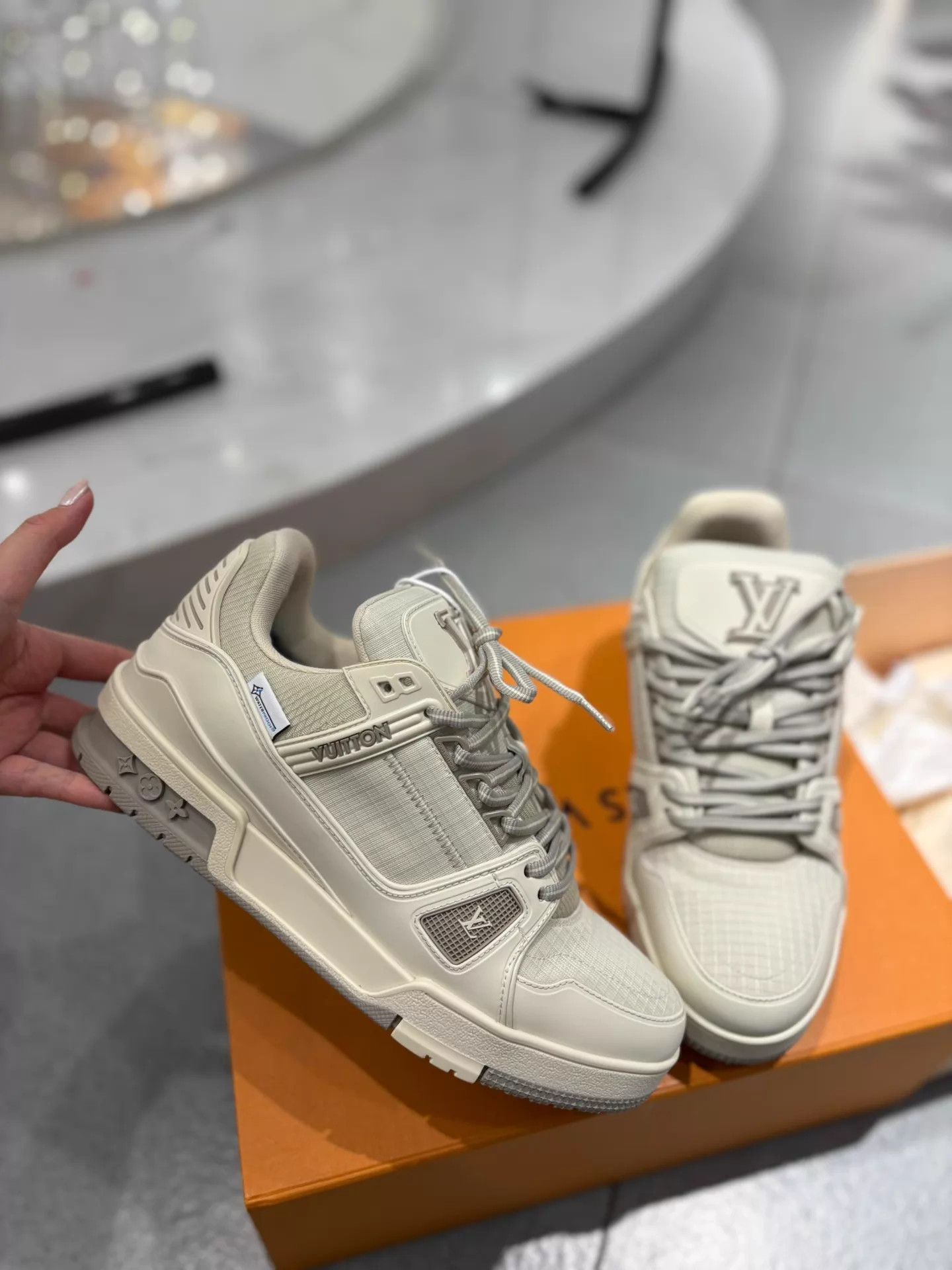 Louis Vuitton LV 25 Trainer Ski Men's White Gray 40.5 Sneaker Size US 7.5 / EU 40-41 - 2 Thumbnail