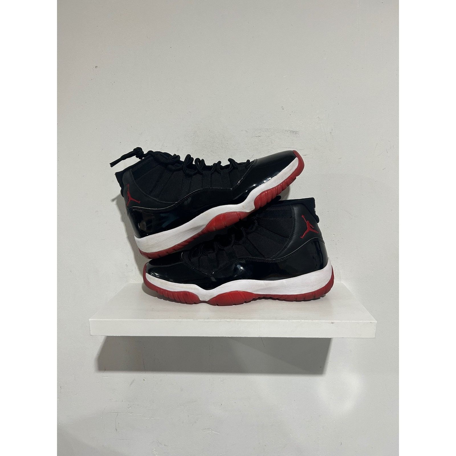Nike JORDAN 11 RETRO 'PLAYOFFS BRED 2019' SIZE 12 PREOWNED Size US 12 / EU 45 - 1 Thumbnail