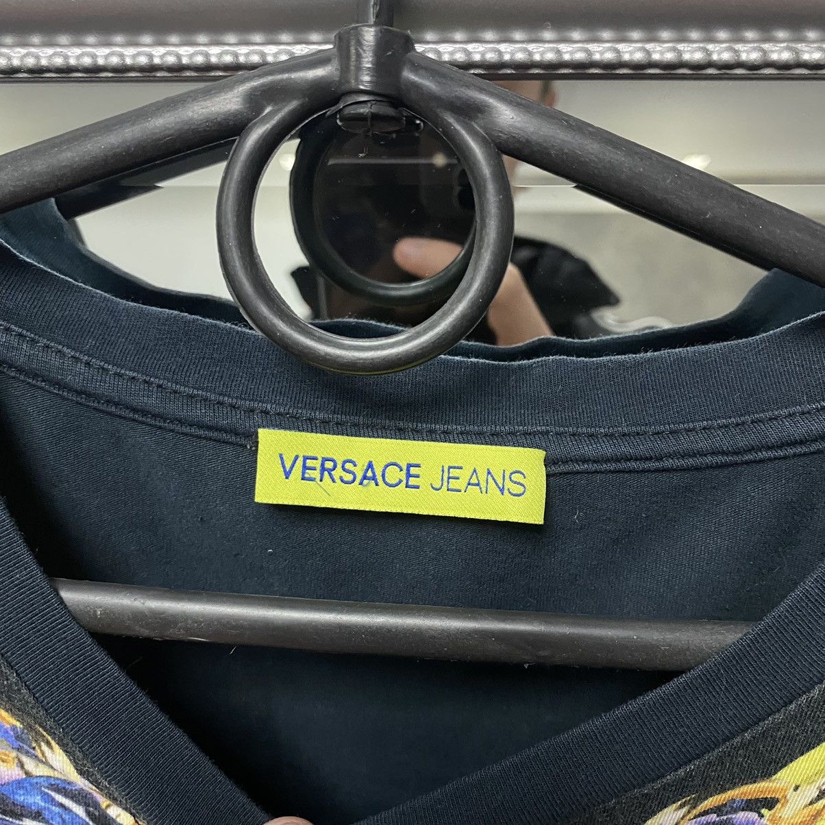 Versace Vintage Versace T Shirt Big Logo luxury Size US S / EU 44-46 / 1 - 5 Thumbnail