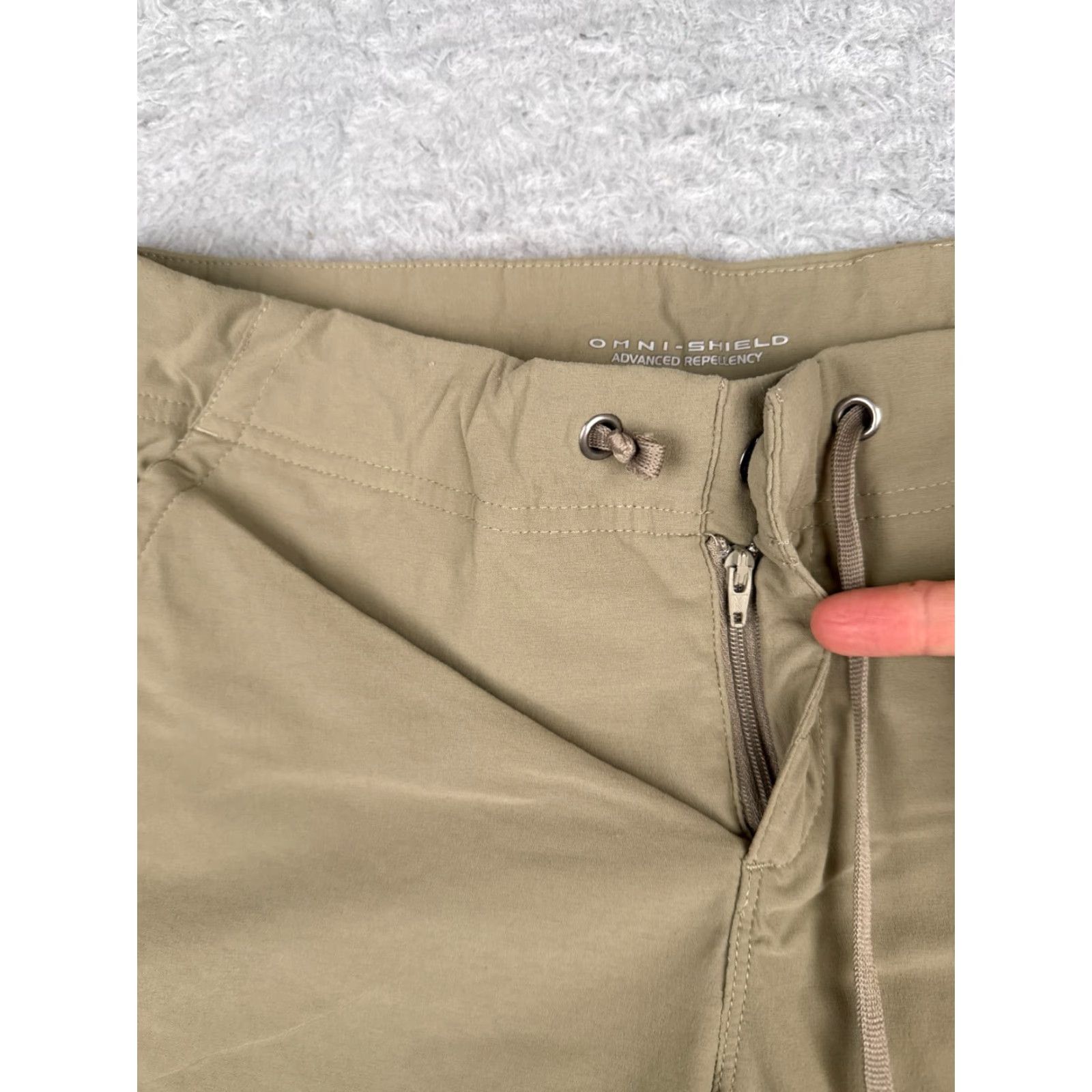 Vintage VINTAGE Columbia Women's Shorts Cargo 8 Beige Nylon Blend Activewear Hiking Casual Summer Size 30" / US 8 / IT 44 - 6 Thumbnail
