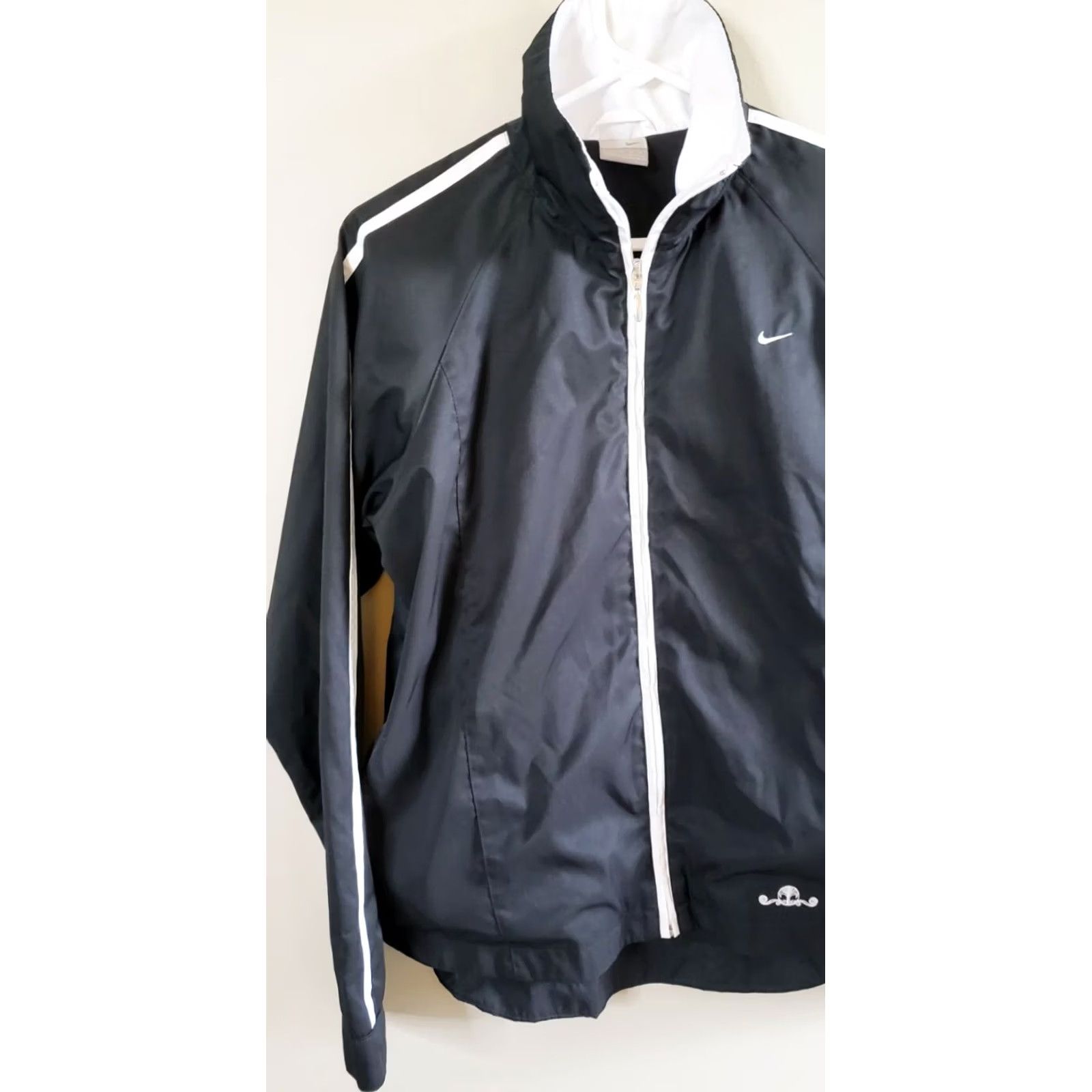 Nike VINTAGE Nike Women's Track Jacket Cropped Black White 8-10 Medium Polyester Full Zip Lightweight Reflective Pockets Running & Jogging Womens Size M / US 6-8 / IT 42-44 - 3 Thumbnail
