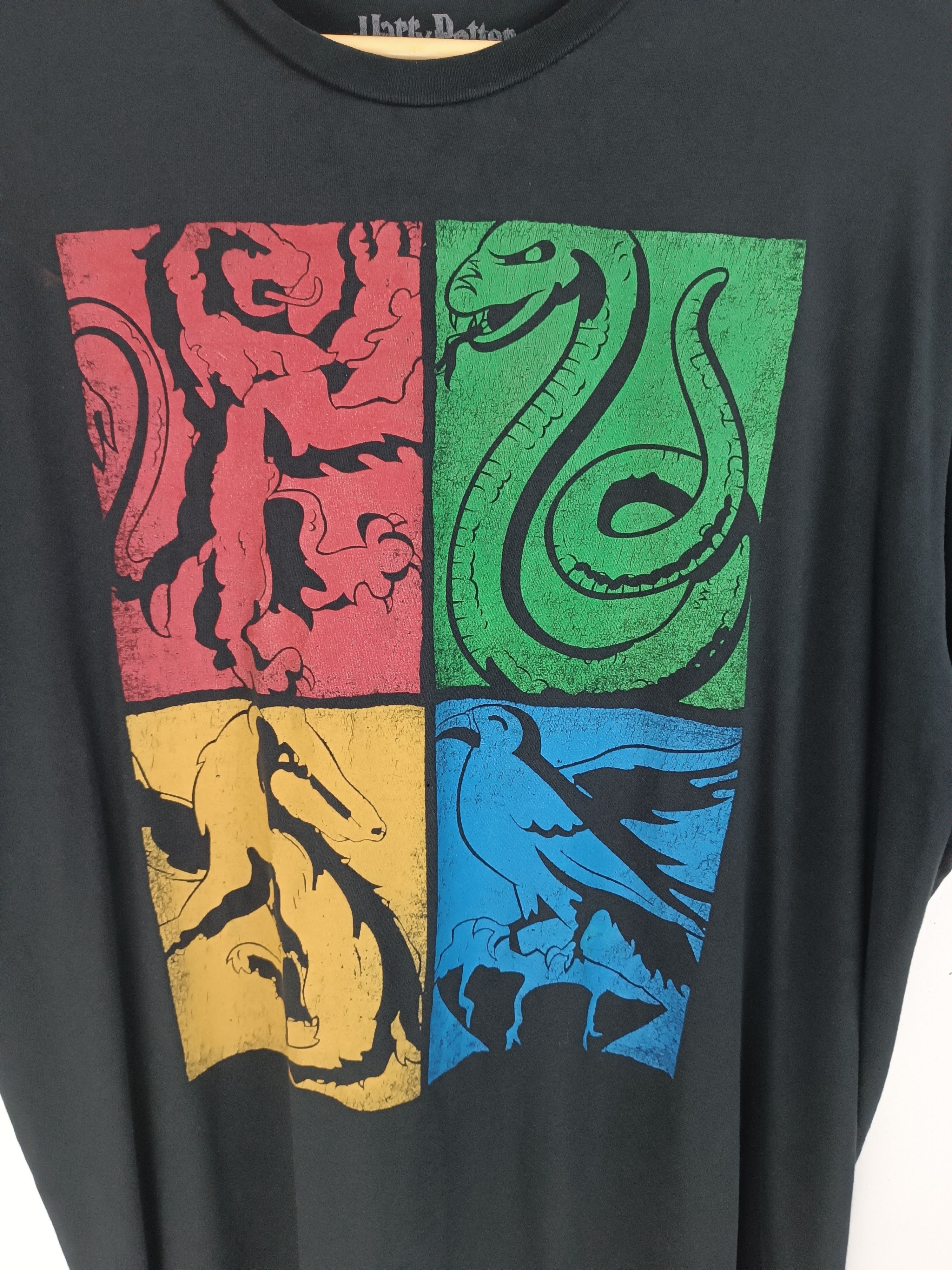 Vintage THRASHED FADED VINTAGE HARRY POTTER HOUSES TEE GRYFFINDOR Size US L / EU 52-54 / 3 - 10 Thumbnail