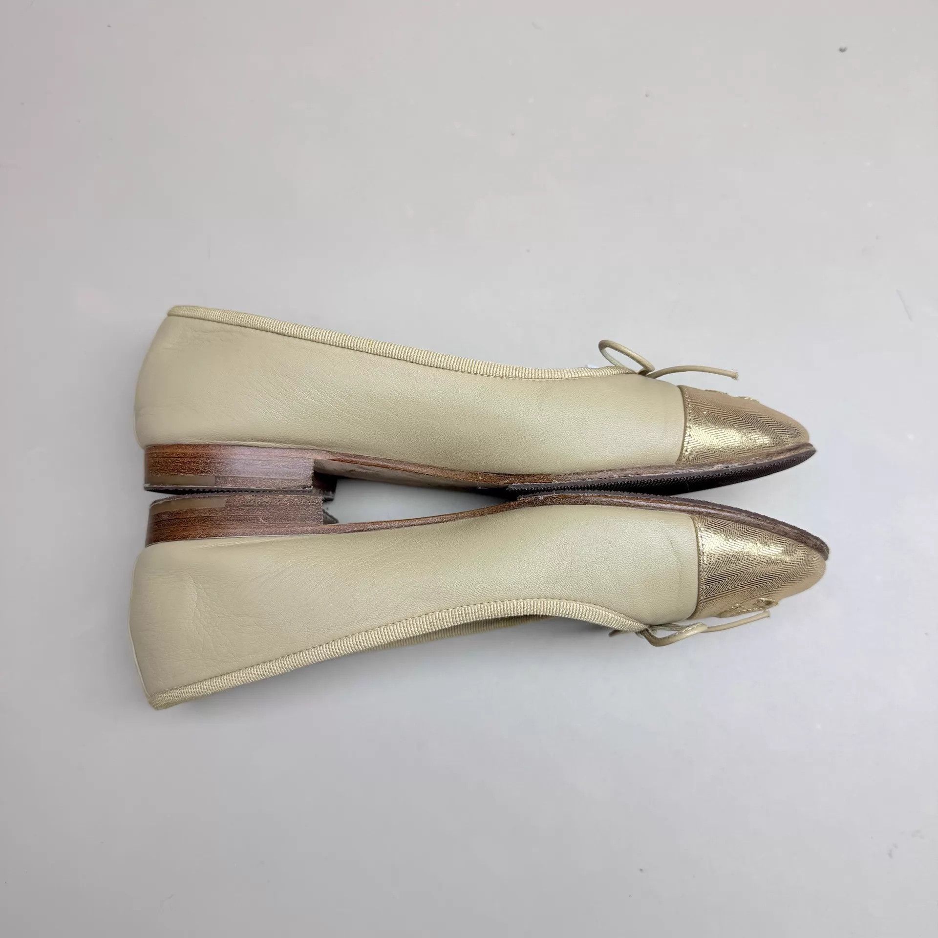 Chanel CHANEL Champagne Low-Heel Pumps Size 36 Mint Size US 5.5 / IT 35.5 - 4 Thumbnail