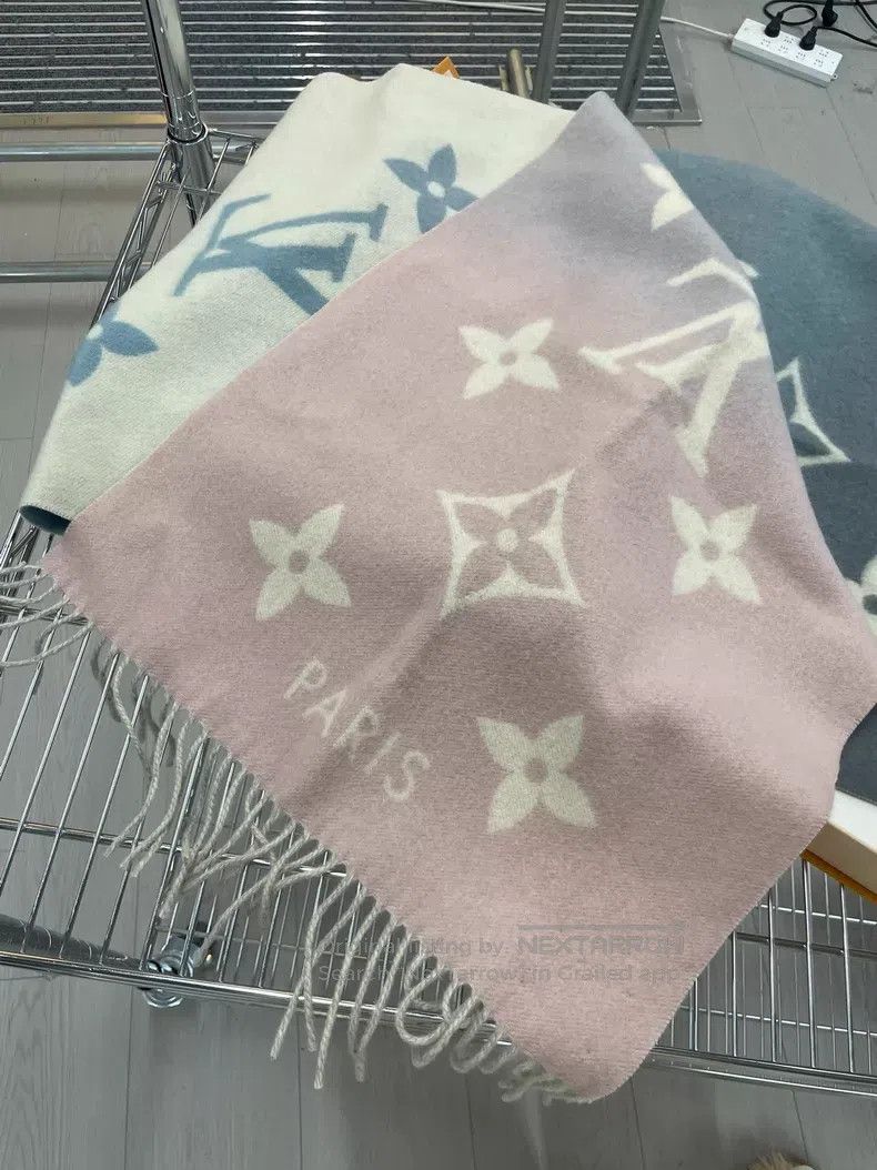 Louis Vuitton Louis Vuitton Pink and blue ombre presbyopic printed cashm Size ONE SIZE - 2 Thumbnail