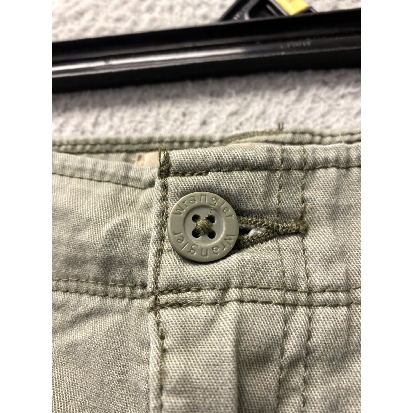 Wrangler VINTAGE? No. Wrangler Cargo Shorts Green Relaxed Fit 44 Casual Men Cotton Blend 10" Inseam Belt Loops Multiple Pockets 121-40 Size US 44 / EU 60 - 3 Thumbnail