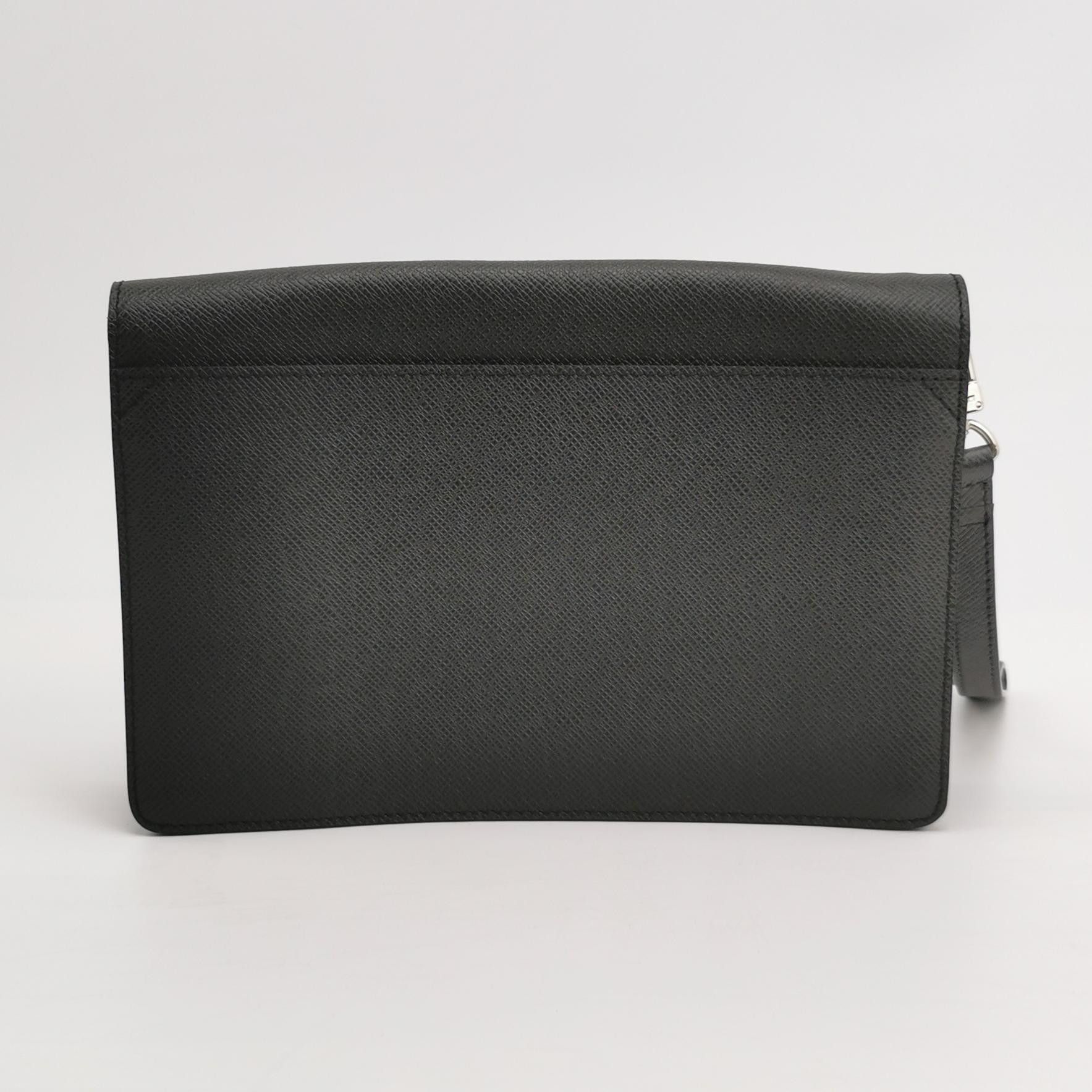 Louis Vuitton Louis Vuitton (LV) Taiga leather solid color letter logo lo Size ONE SIZE - 1 Thumbnail