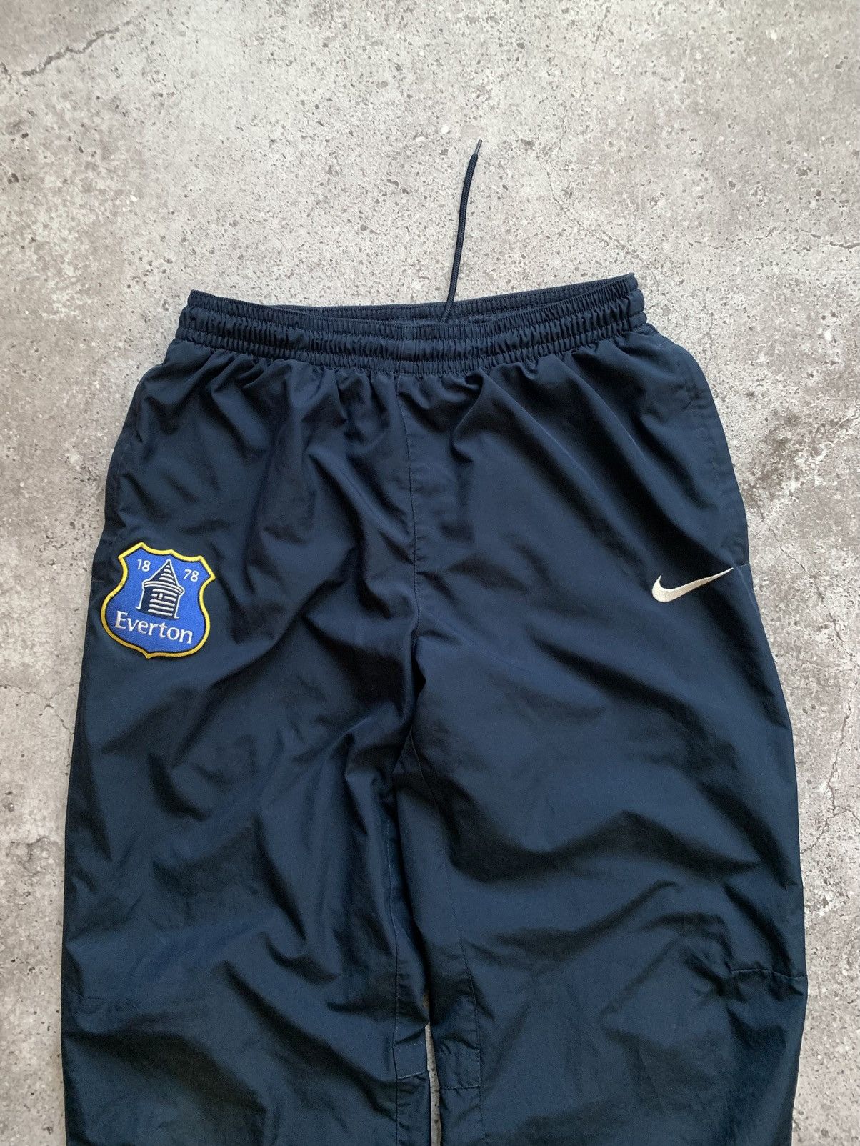 Nike 🔥VINTAGE NIKE EVERTON BAGGY TRACK PANTS SWEATPANTS Size US 32 / EU 48 - 4 Thumbnail