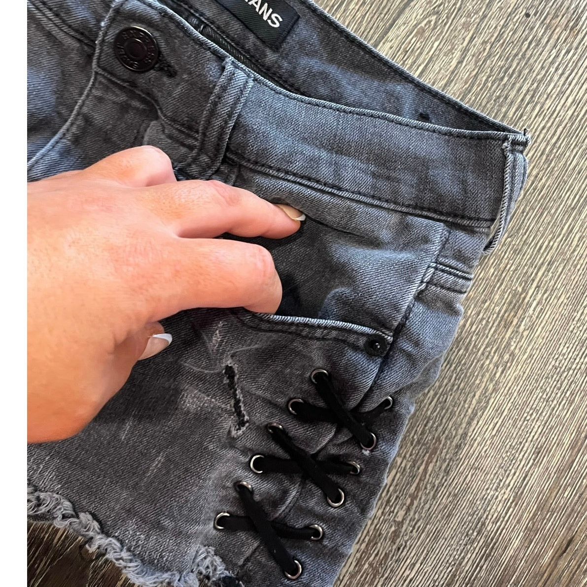 Express Express Jeans Mom Shorts Lace-Up Denim Raw Hem Black Size 2 Size 26" / US 2 / IT 38 - 3 Thumbnail