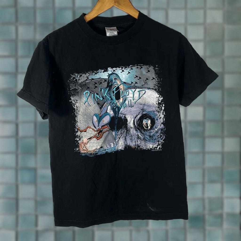 Vintage VINTAGE Pink Floyd The Wall Black Band Concert Tee Shirt S Small 2003 Unisex Adults Size S Black Shirt 2003 Mens/Womens Size S / US 4 / IT 40 - 1 Thumbnail