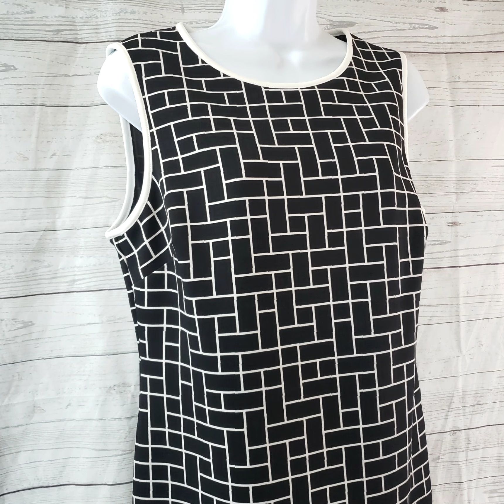 Vince Camuto Vince Camuto Womens Dress Sz 10 Black White Geometric Sleeveless Sheath Vintage No (adjusted to fit rules?) Size L / US 10 / IT 46 - 2 Thumbnail