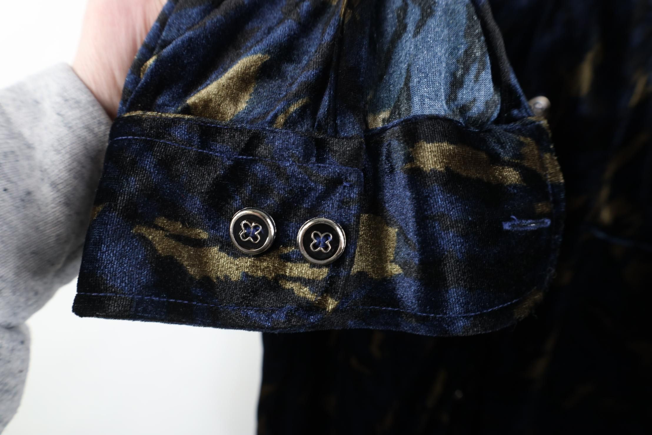 Vintage Vintage 90s Streetwear Tiger Velour Collared Button Shirt Size US XL / EU 56 / 4 - 7 Thumbnail