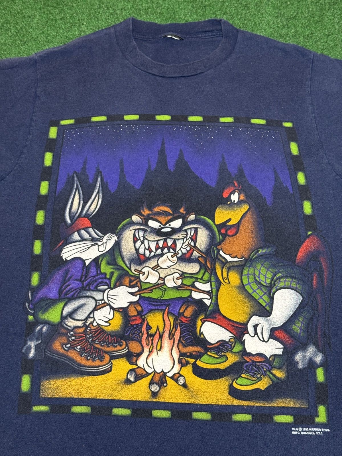 Changes × Vintage × Warner Bros Vintage 90s Looney Tune Campfire Camping Retro Acme T Shirt Size US XL / EU 56 / 4 - 2 Thumbnail