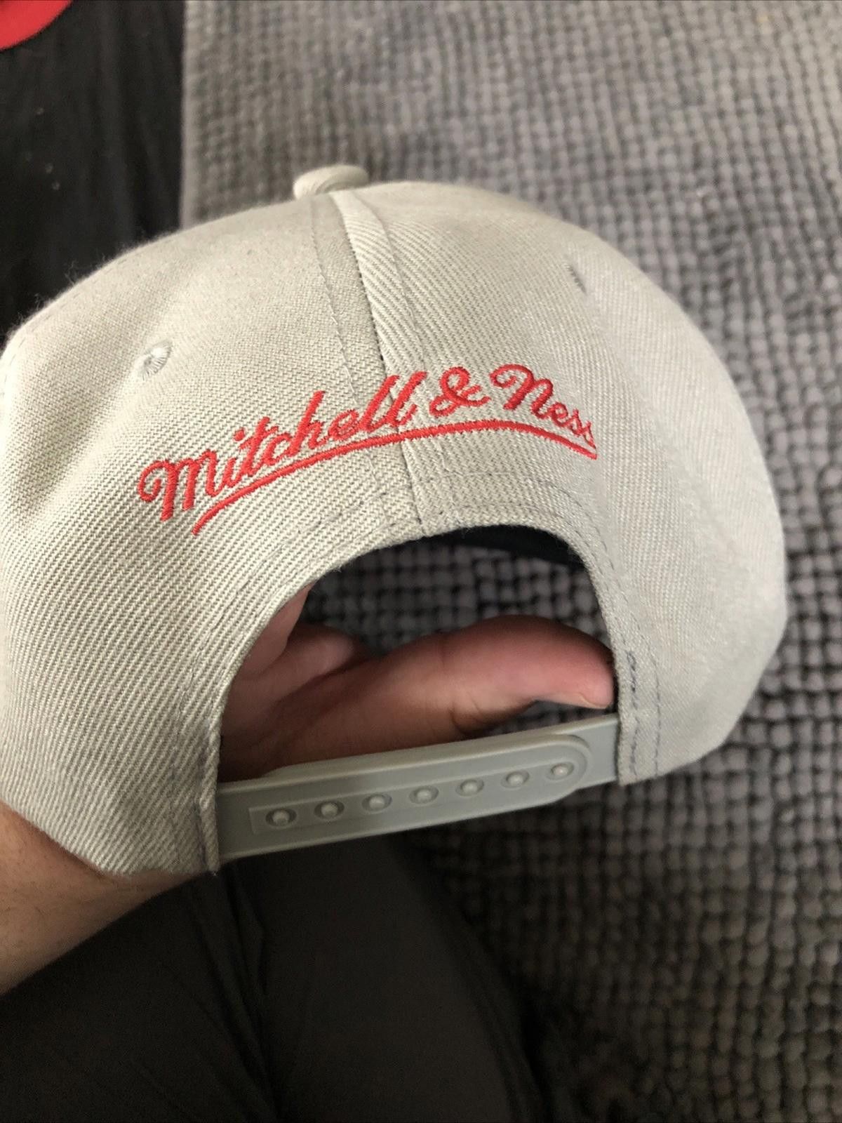 Mitchell & Ness NBA CHICAGO BULLS MITCHELL & NESS MENS SNAPBACK HAT GREY RED Size ONE SIZE - 3 Thumbnail