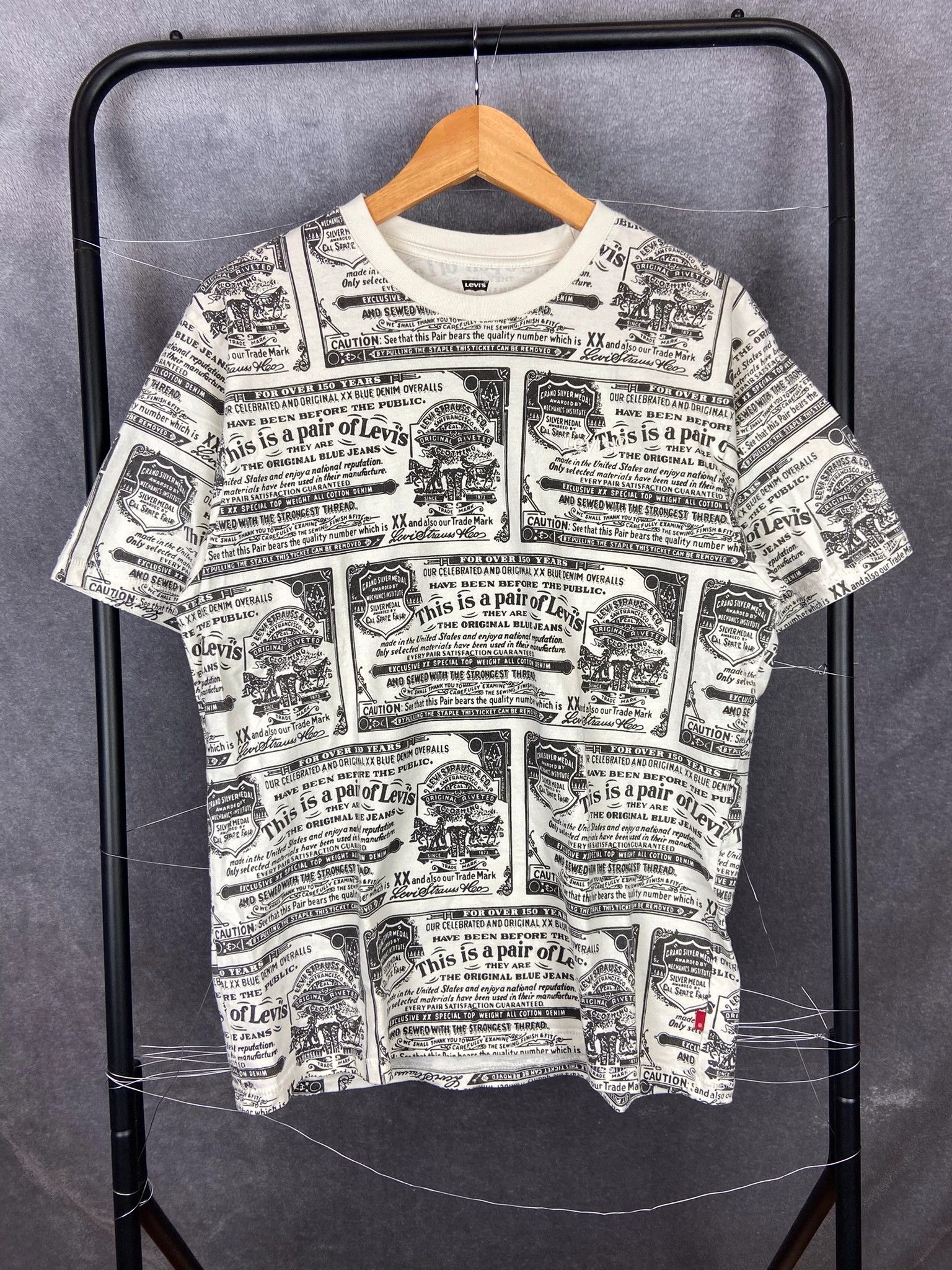 Levi's Levi’s S White Full Print Label Graphic Tee Vintage Style Size US S / EU 44-46 / 1 - 1 Thumbnail
