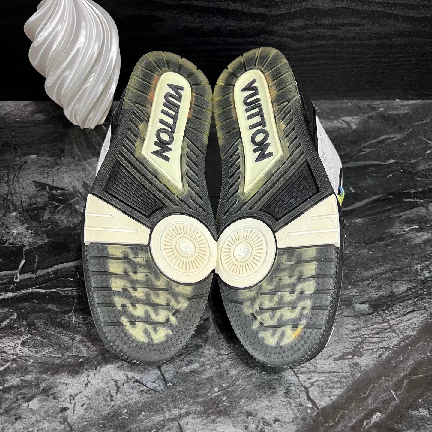 Louis Vuitton Lv Trainer 41 panda 98 new 2988 Size US 8 / EU 41 - 5 Thumbnail