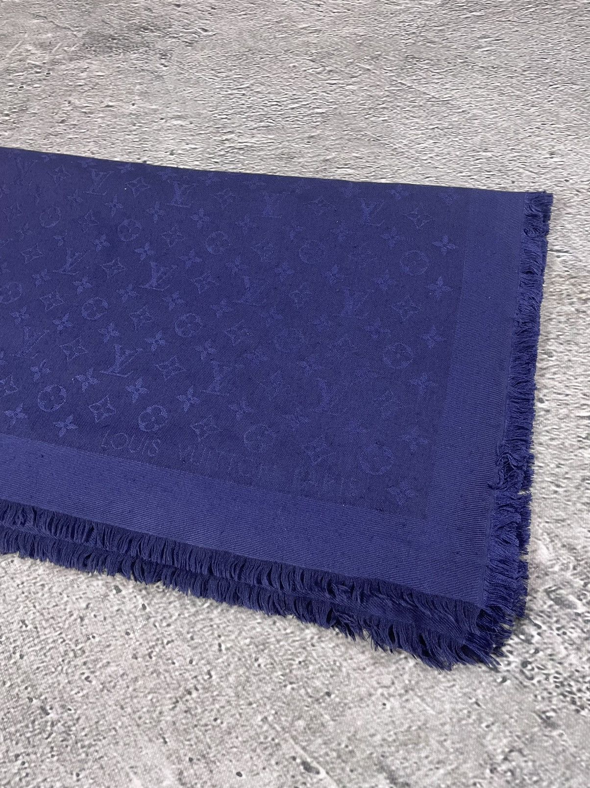 Louis Vuitton Louis Vuitton scarf navy cashmere monogram long Size ONE SIZE - 2 Thumbnail