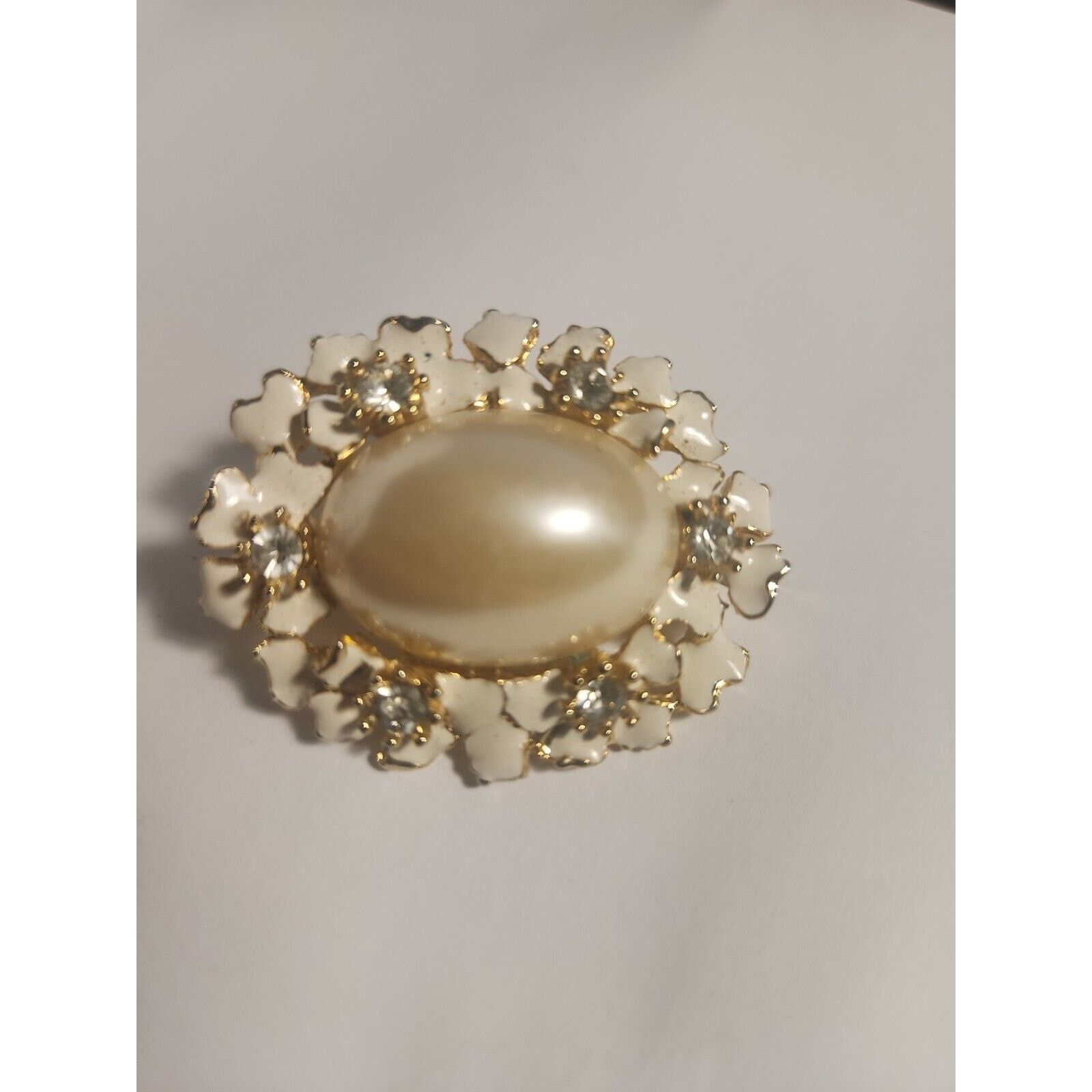 Other Vintage brooch white clear stones, large white center stone Size ONE SIZE - 1 Thumbnail