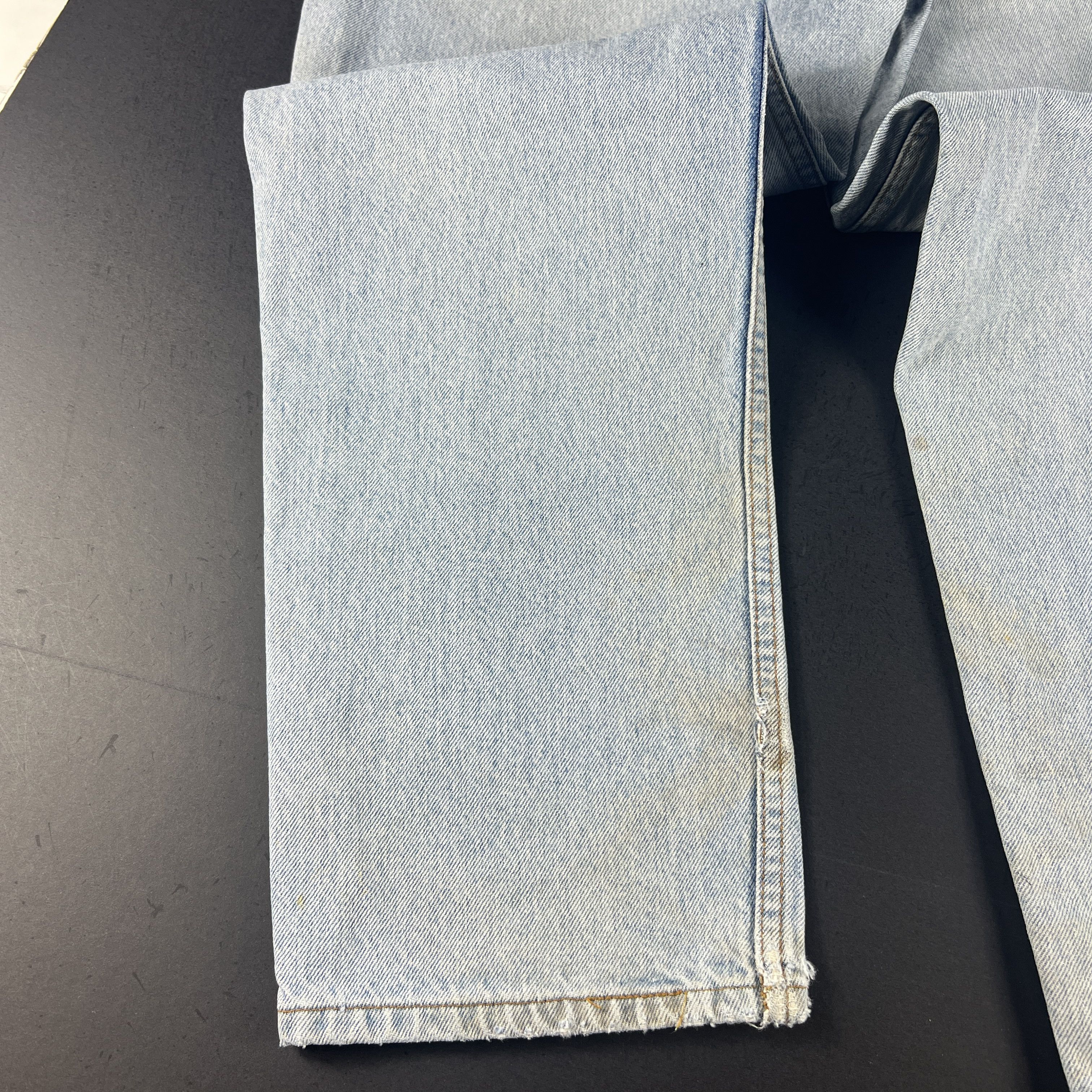 Levi's VTG Levi's Jeans 550 Relaxed Blue Thrashed Denim Orange Tab Size US 33 - 16 Thumbnail