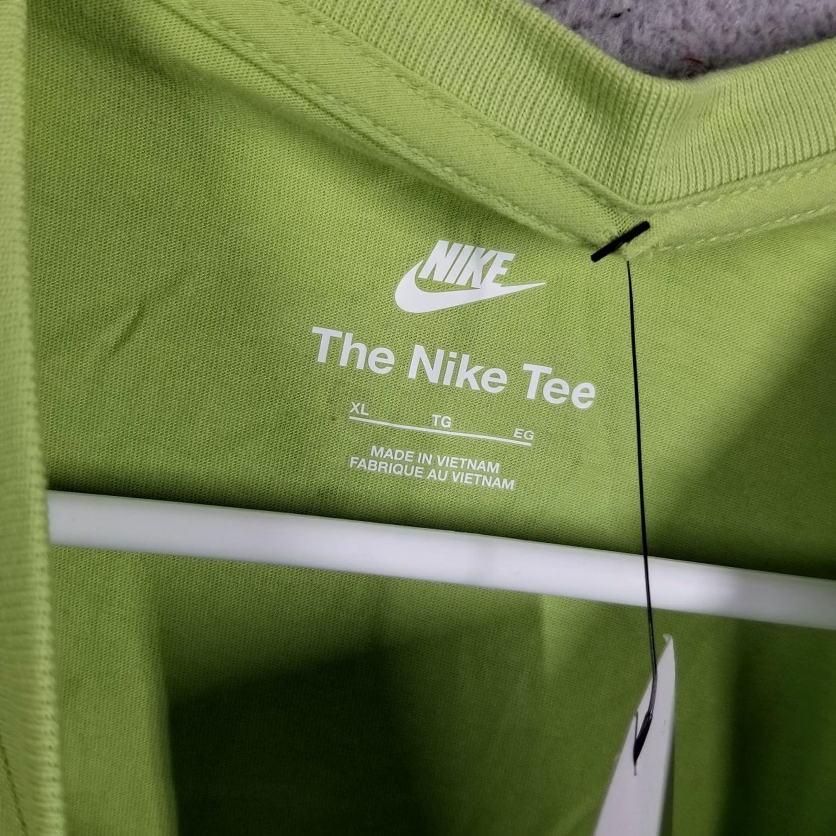 Nike Nike Shirt Mens XL Green The Nike Tee Small Swoosh Logo Cotton AR4997-332 Size US XL / EU 56 / 4 - 4 Thumbnail
