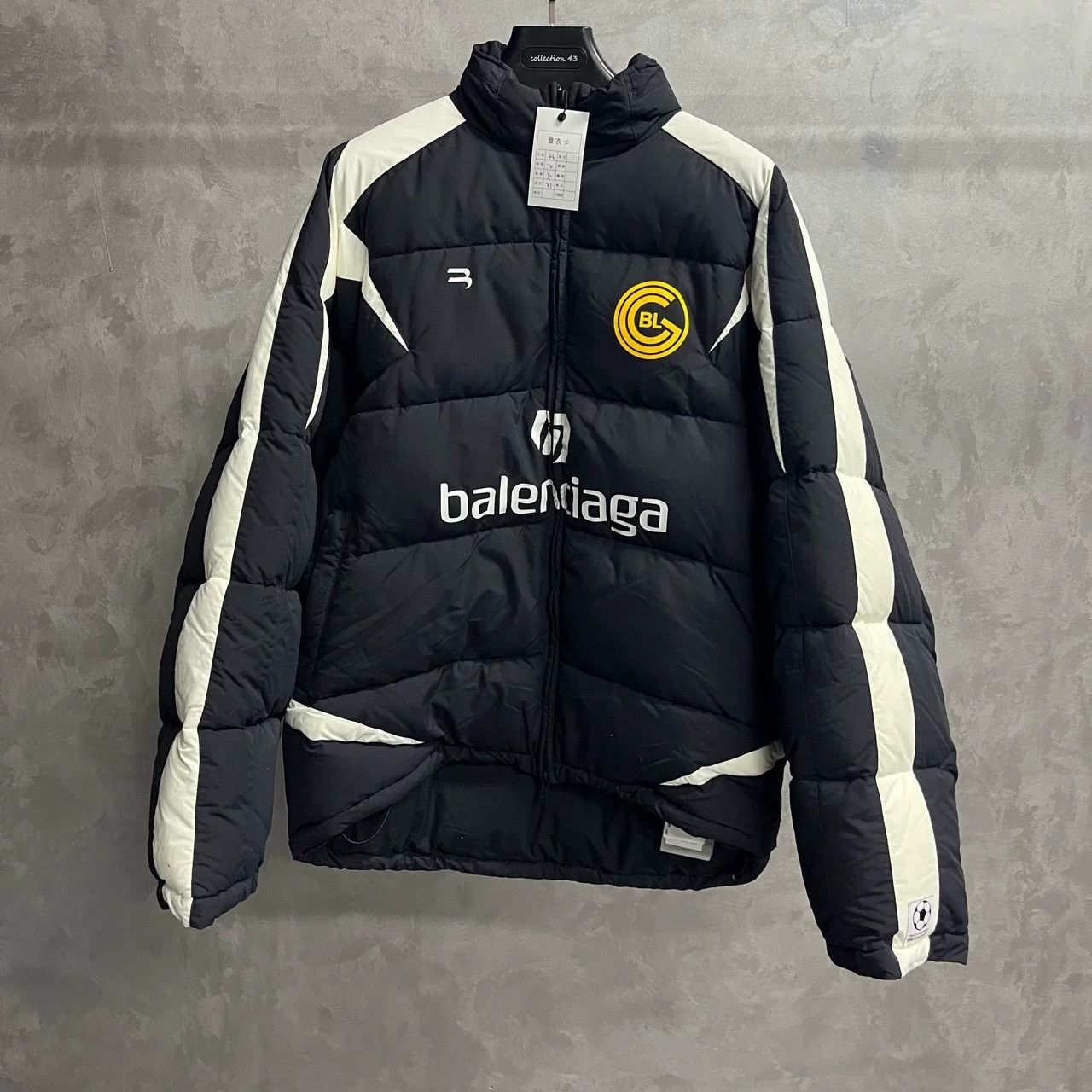 Balenciaga Balenciaga Football Print Logo Down Jacket Size US S / EU 44-46 / 1 - 1 Thumbnail