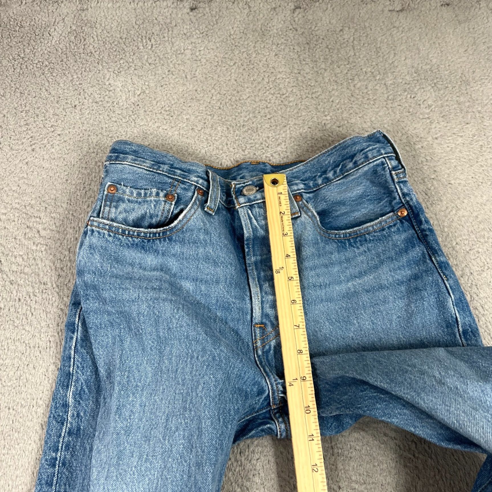 Levi's VINTAGE Levis 501 Jeans Womens 26x28 Blue Denim Button Fly Logo Patch Regular Fit Straight 5-Pocket Classic City USA Size 26" / US 2 / IT 38 - 4 Thumbnail