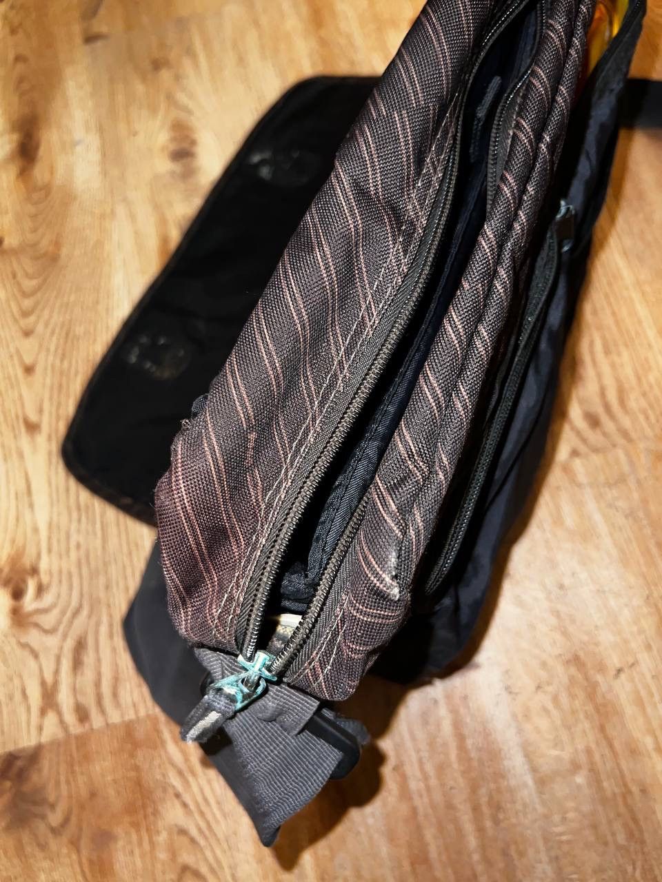 Quicksilver × Quiksilver × Vintage Vintage Quiksilver Big Logo Y2K Messenger Bag Black Size ONE SIZE - 12 Thumbnail