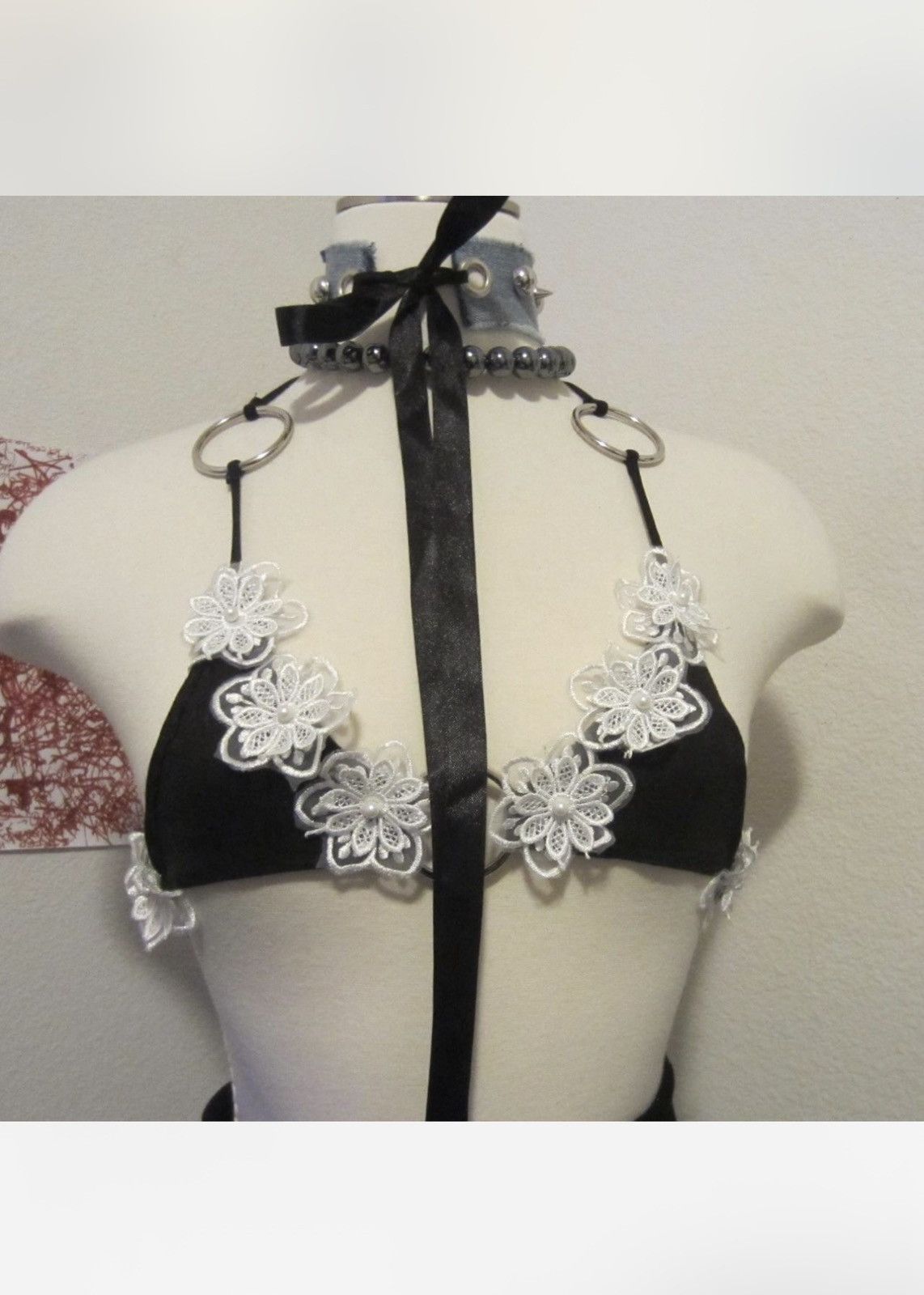 Designer × Other small bikini top 🤍 ♻️ It features a white flower pattern Size ONE SIZE - 2 Thumbnail