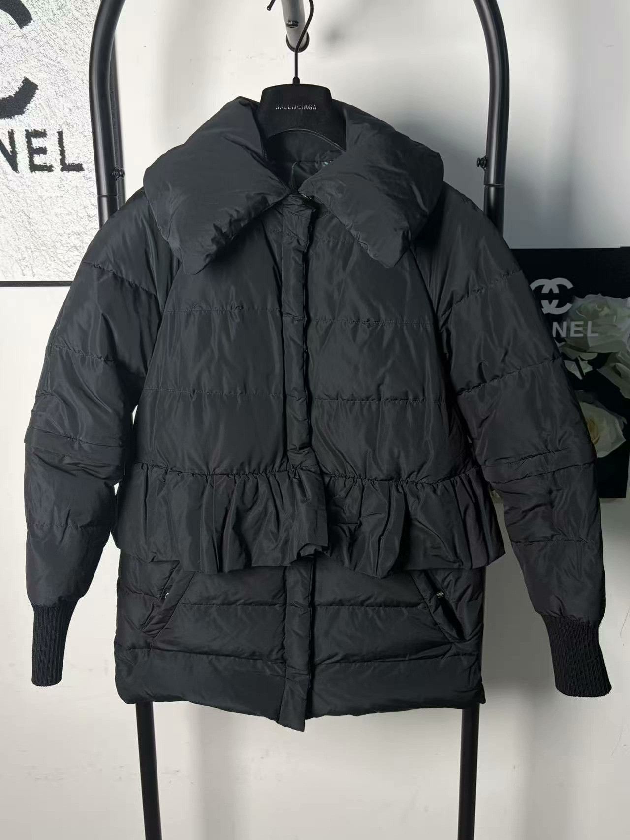 Moncler Moncler Down Black Down Jacket M Women Size M / US 6-8 / IT 42-44 - 1 Thumbnail