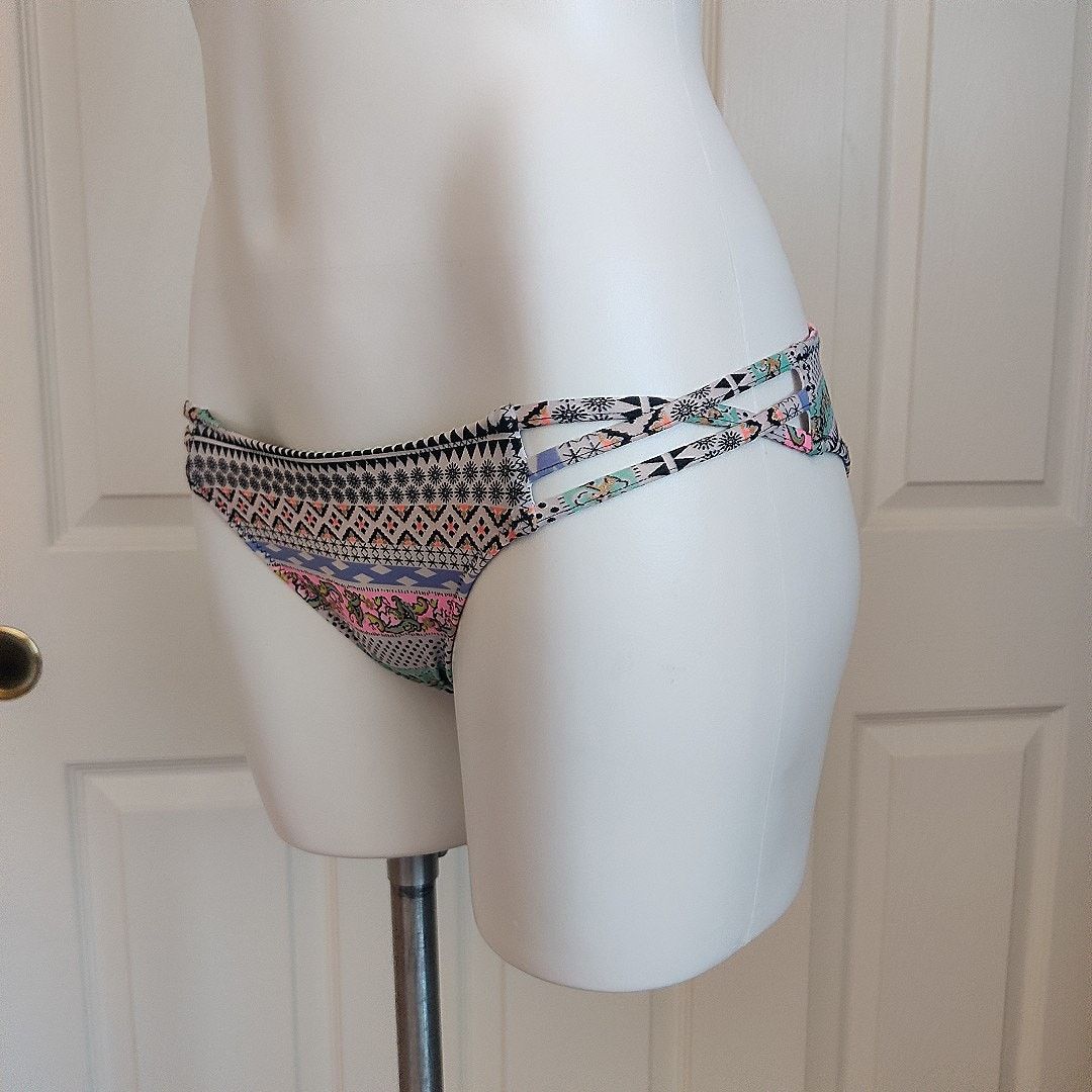 Victoria's Secret Pair of The Strappy Cheeky bikini bottoms sz S Size ONE SIZE - 5 Thumbnail