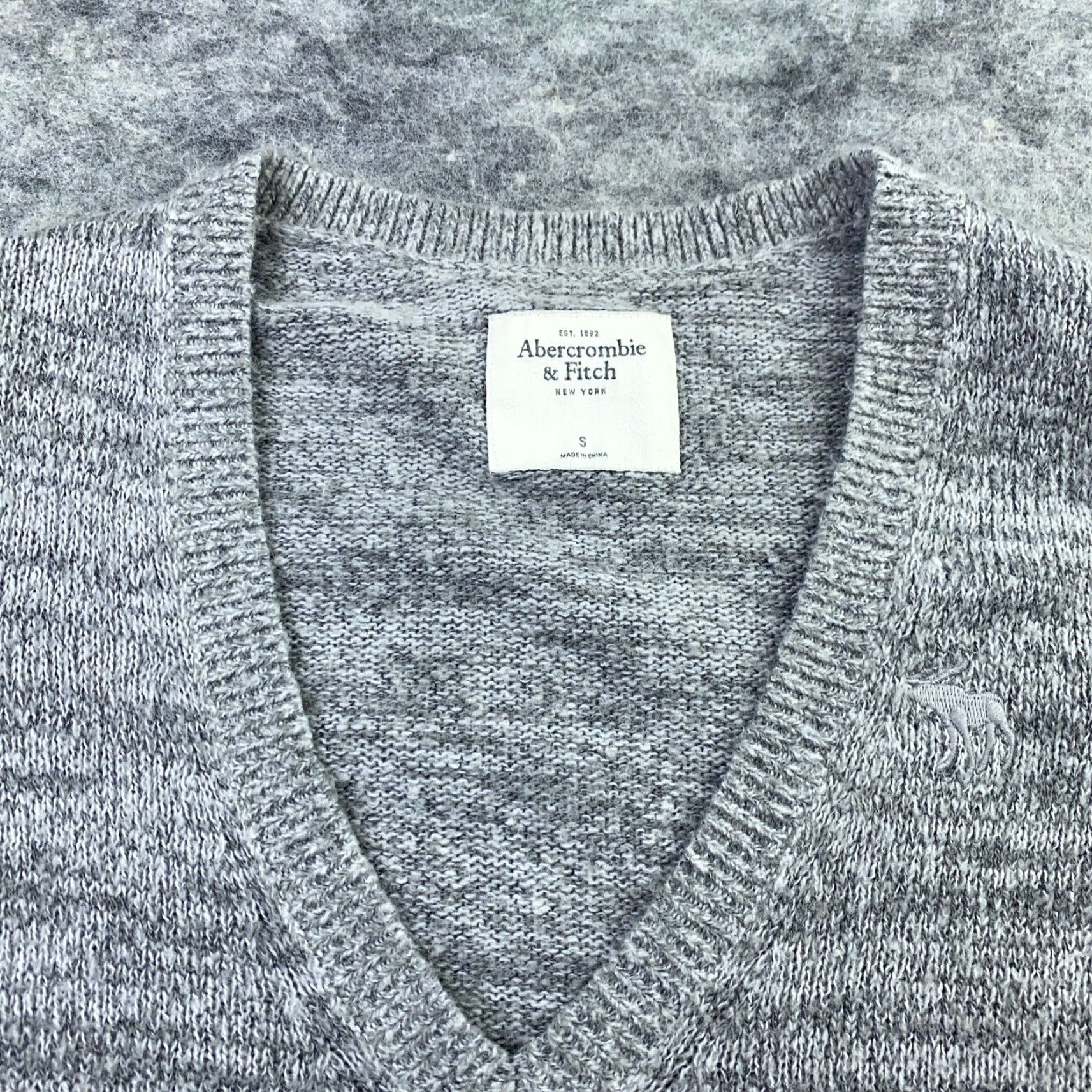 Abercrombie & Fitch Abercrombie & Fitch Womens Sweater Top Small Gray Striped V-Neck Shirt Top Shirt Top Size S / US 4 / IT 40 - 4 Thumbnail