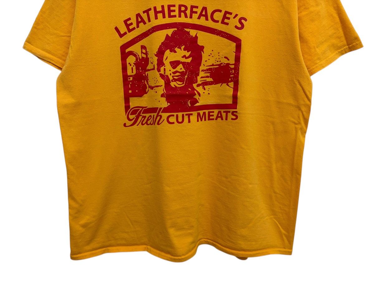 Gildan LEATHERFACE’S FRESH CUT MEATS CULT HORROR MOVIE GRAPHIC TEE Size US XL / EU 56 / 4 - 4 Thumbnail