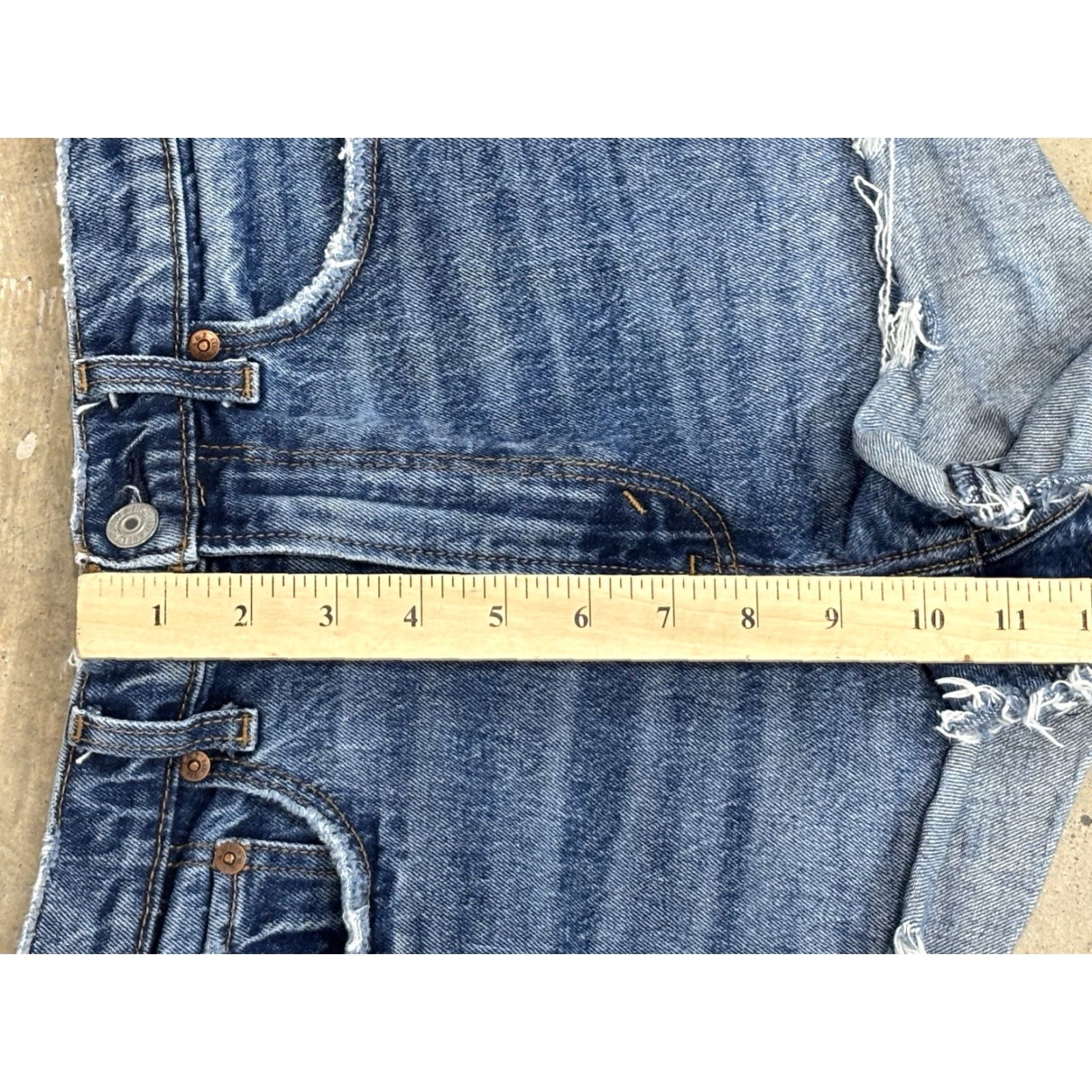 Abercrombie & Fitch Abercrombie & Fitch The Mom Short High Rise Distressed Denim Womens Size 25/0 Shorts Casual Beach Walking Cotton Denim Blue Regular Womens Size 42" / US 20 - 7 Thumbnail