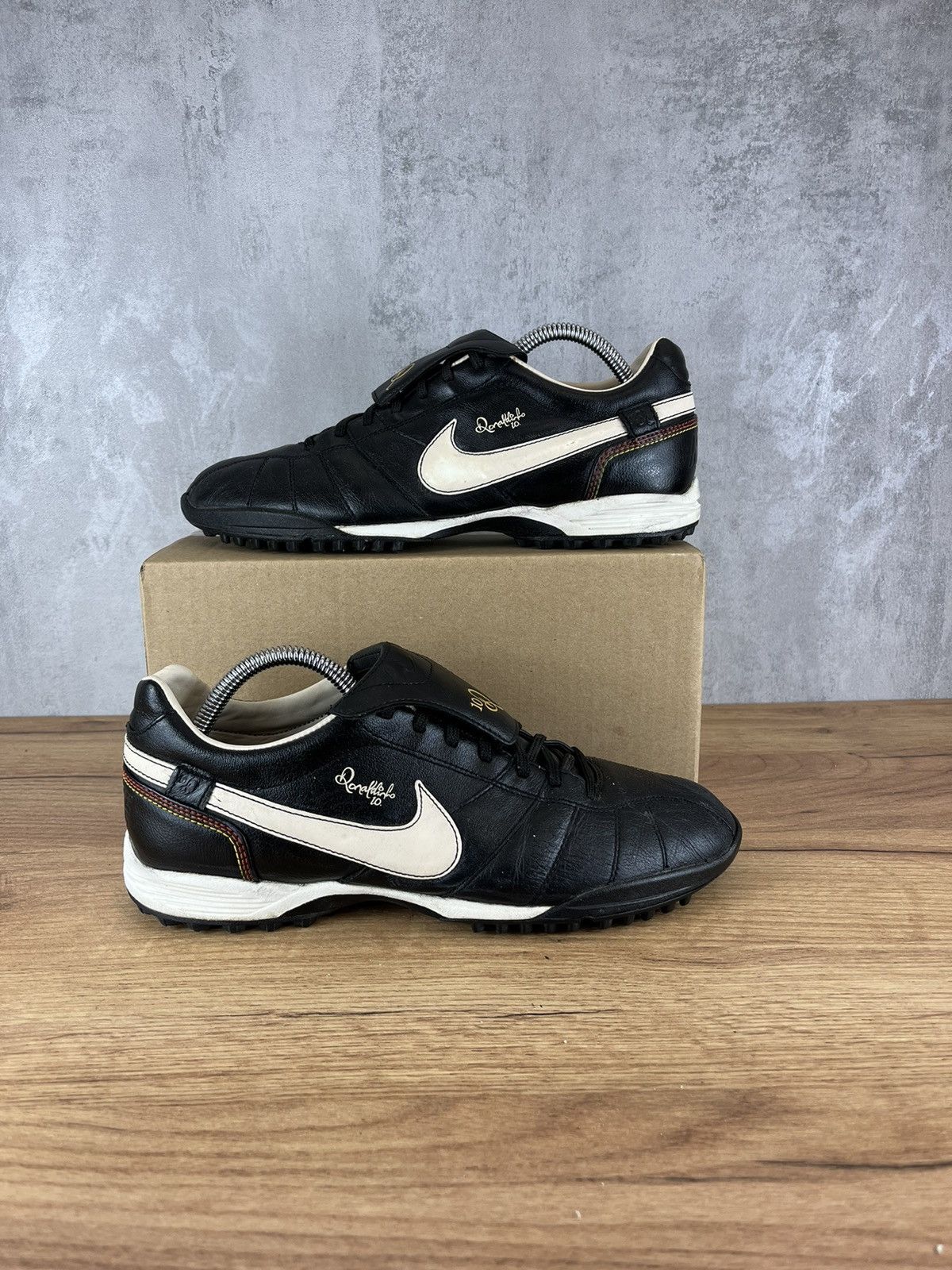 image of Nike Tiempo R10 Tr Ronaldinho Tuft Football Shoes in Black, Men's