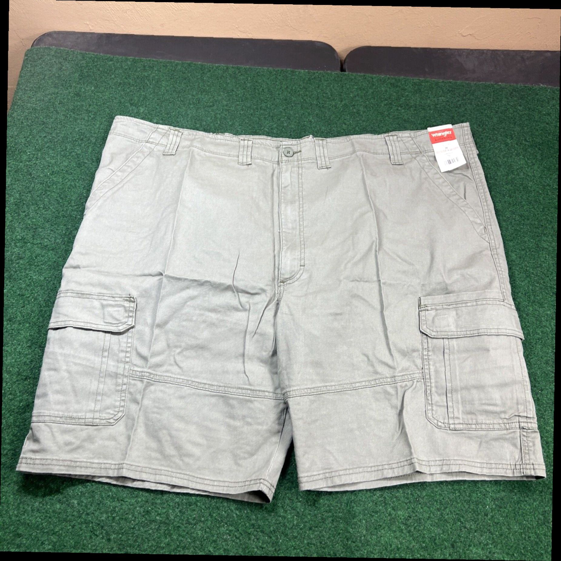 Wrangler Mens Wrangler Green Cargo/Chino Shorts 52” Waist NWT Size US 36 / EU 52 - 1 Thumbnail