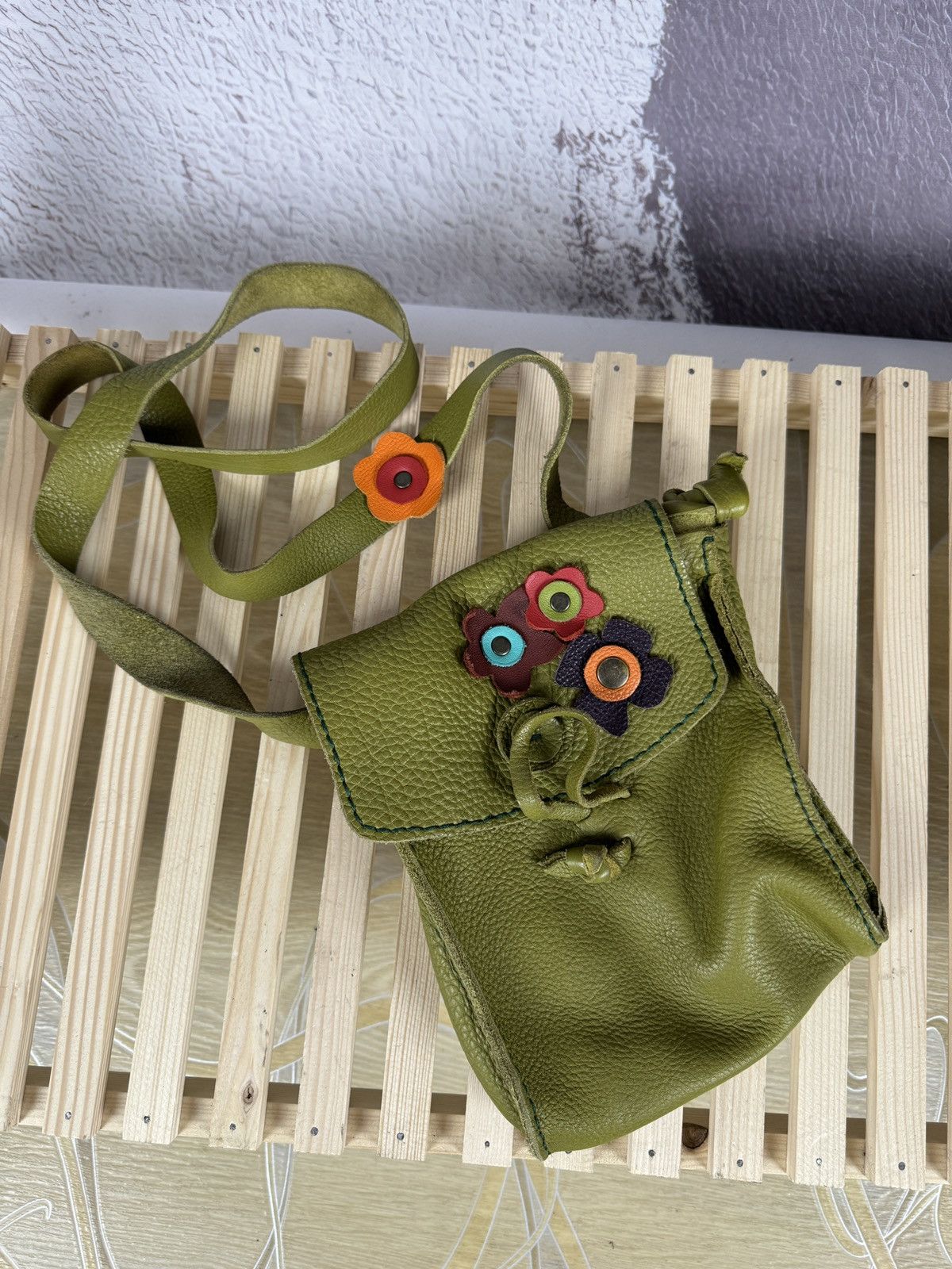 Handmade × Leather × Vintage Vintage Handmade Real Leather khaki shoulder bag flower Size ONE SIZE - 1 Thumbnail
