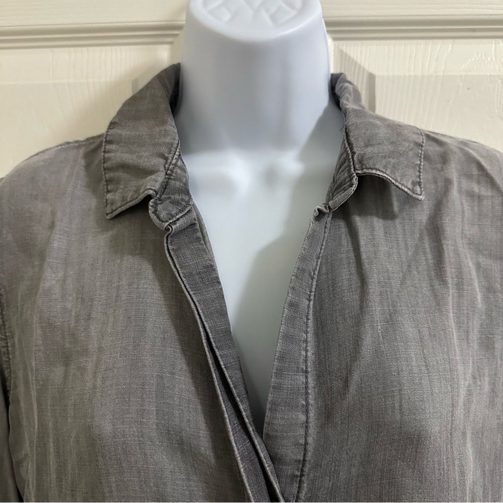 Anthropologie CLOTH & STONE Gray Chambray Split Back Button Down Shirt Sm Size S / US 4 / IT 40 - 2 Thumbnail