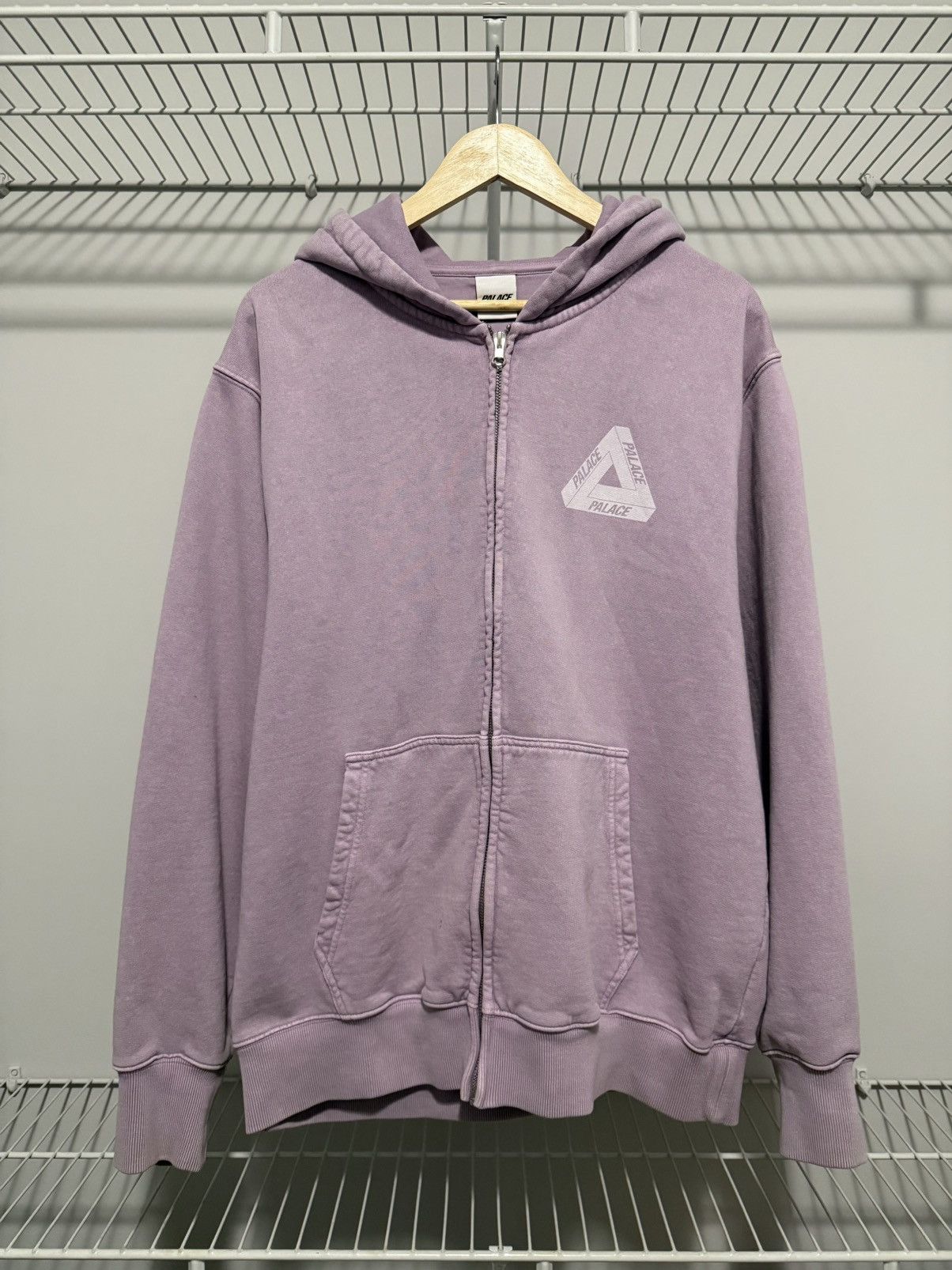 Palace × Streetwear Palace Pigment Wash Tri-Ferg Hood Lilac Palace × Streetwear Palace Pigment Wash Tri-Ferg Hood Lilac