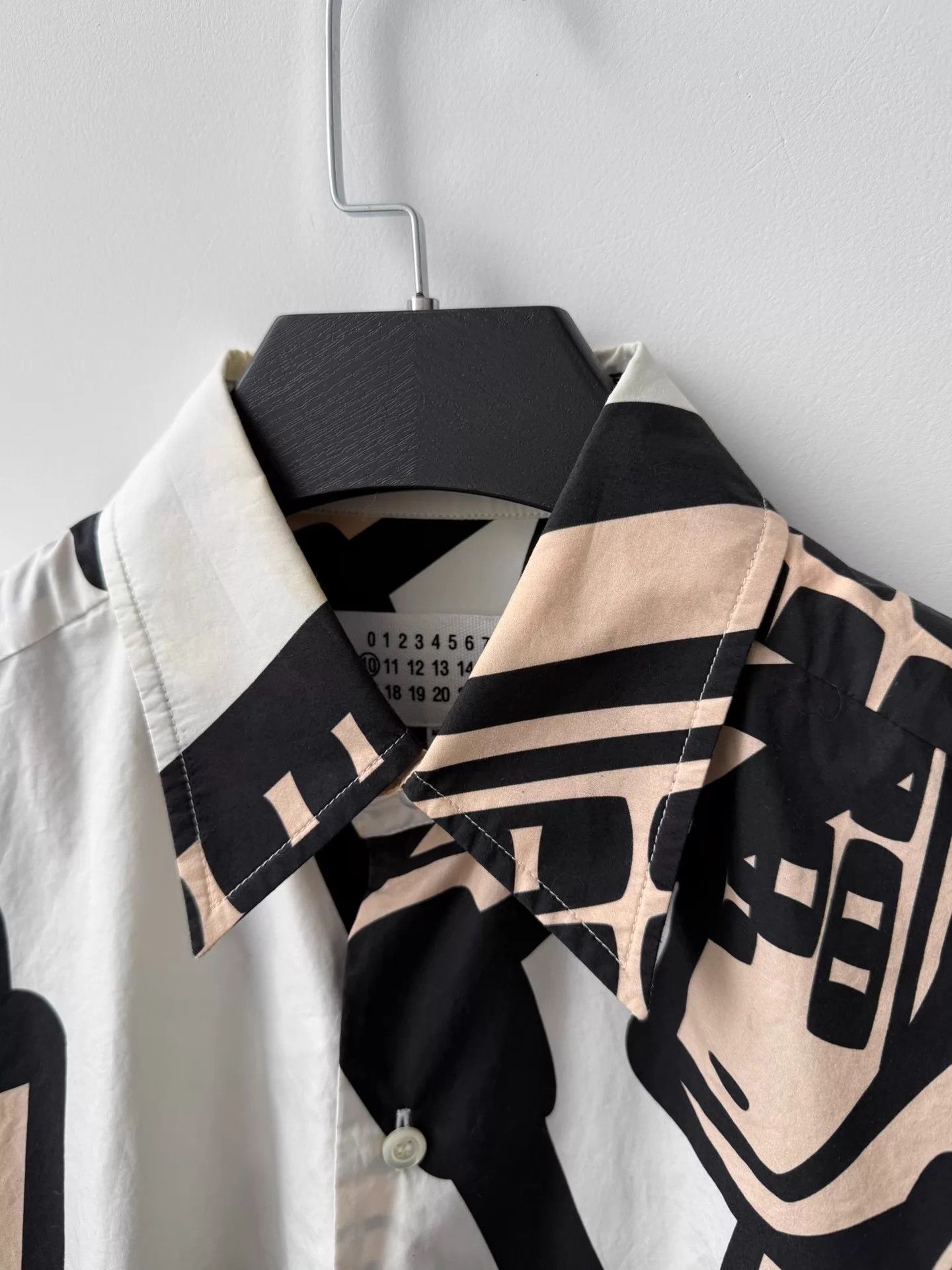 Maison Margiela Maison Margiela S/S19 Graffiti Pkt Shirt 80s Phone Print Size US M / EU 48-50 / 2 - 4 Thumbnail