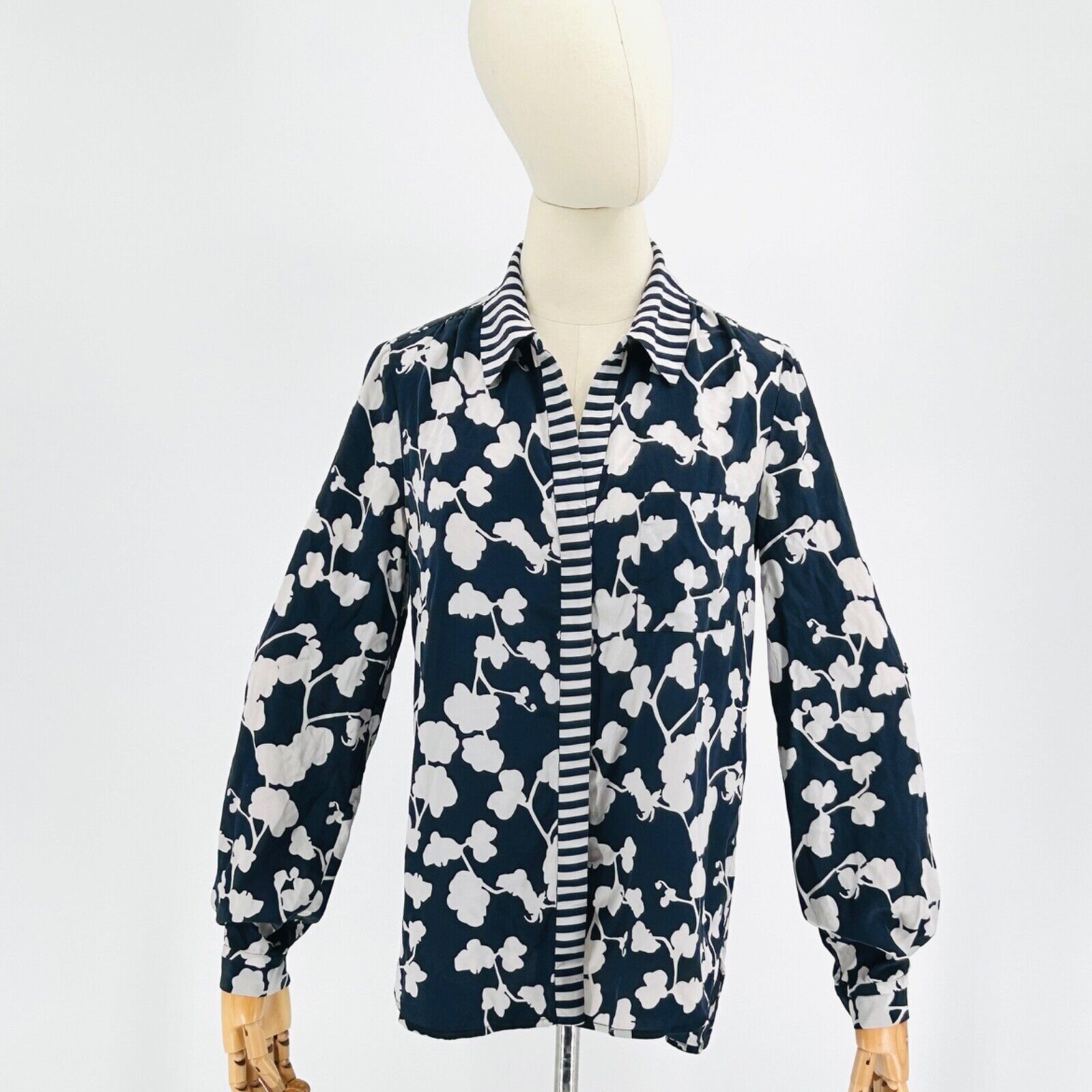 Diane von Furstenberg Diane von Furstenberg Blue White Floral 100% SILK blouse Size M / US 6-8 / IT 42-44 - 1 Thumbnail