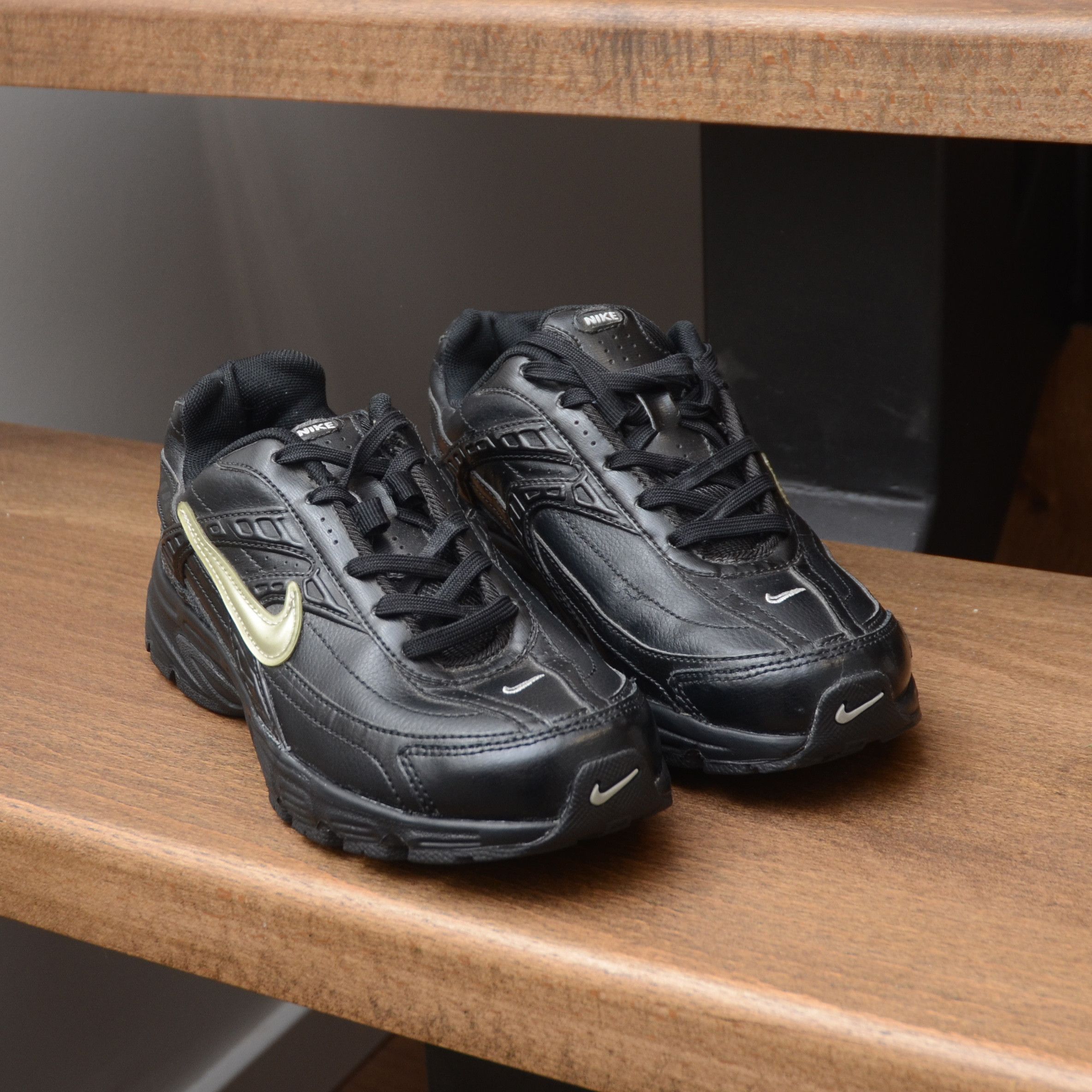 Nike Rare Nike Black Trainers UK 3.5 US 4Y Sneakers Silver Swoosh Size US 6 / IT 36 - 4 Thumbnail