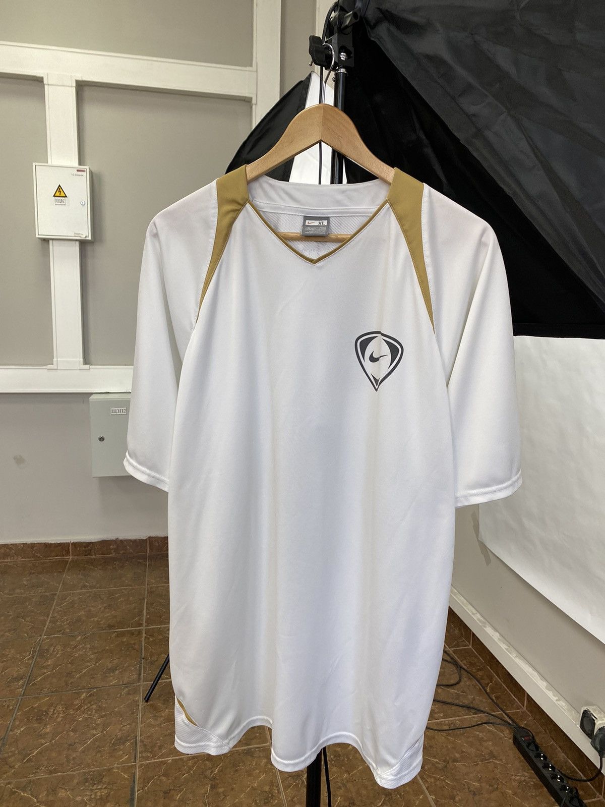 Nike 🇺🇸 Vintage 90s Nike Gold Tempo T-Shirt Y2K Total Ninety Rare Size US XL / EU 56 / 4 - 1 Thumbnail